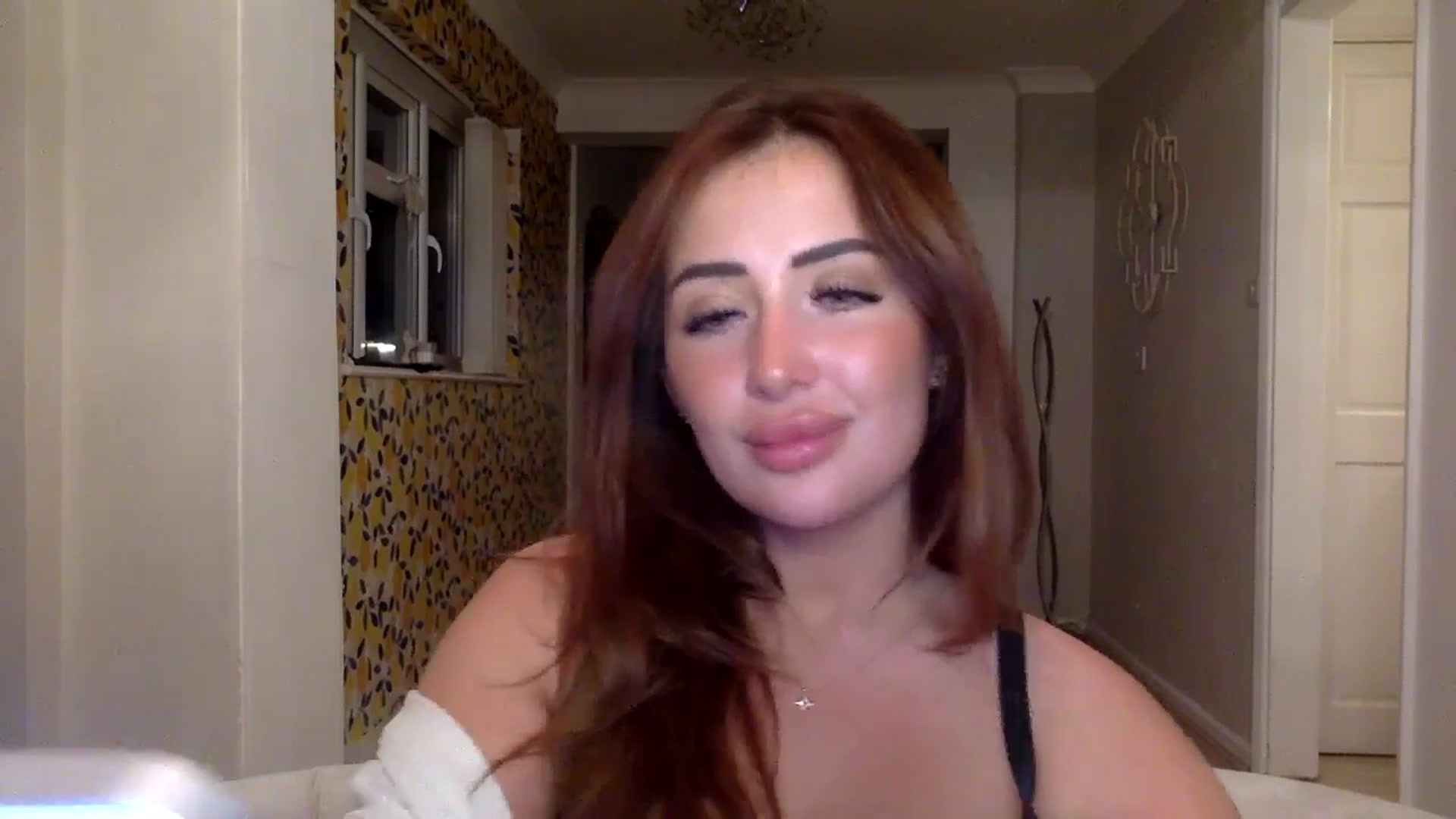 Gallery image thumbnail from misshazel1's myfreecams stream on, 08/28/2024, 21:42 image 2 of 20