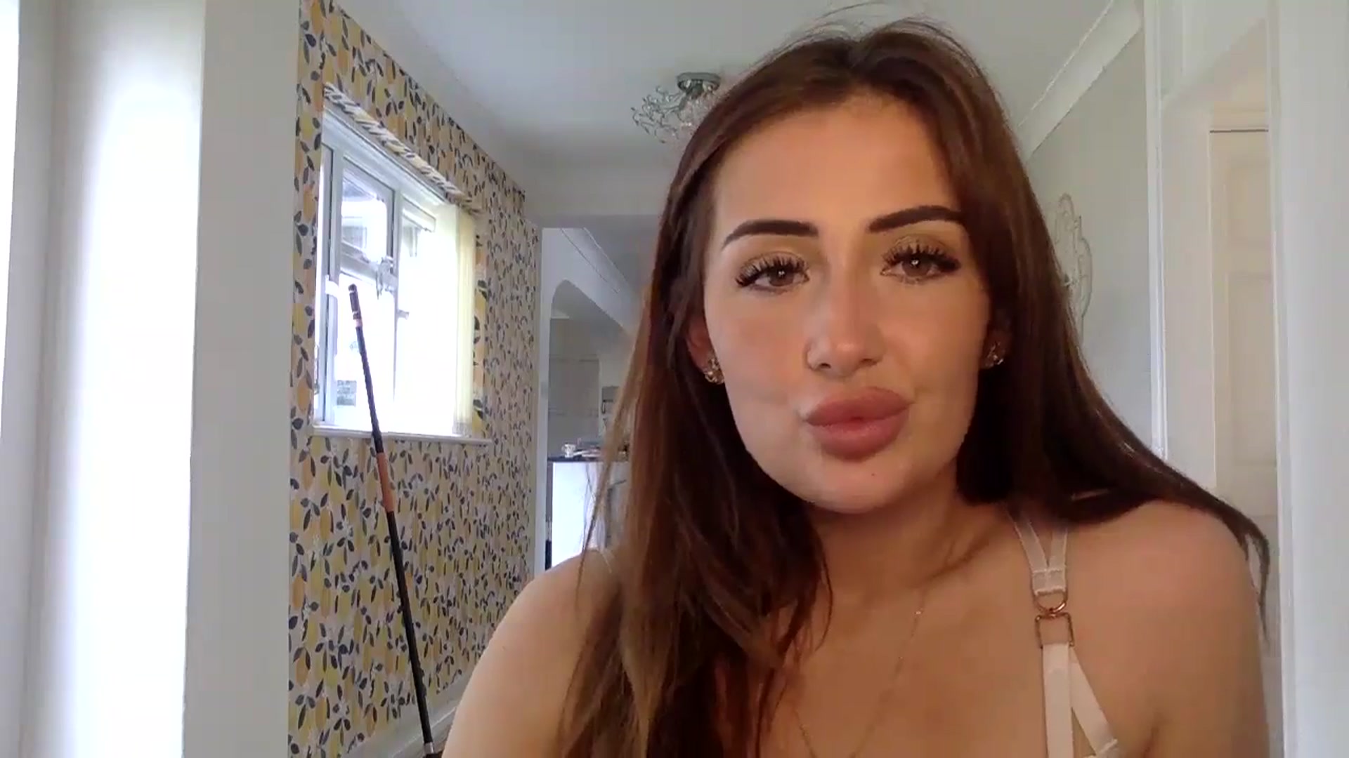 Gallery image thumbnail from misshazel1's myfreecams stream on, 08/29/2024, 13:19 image 4 of 20