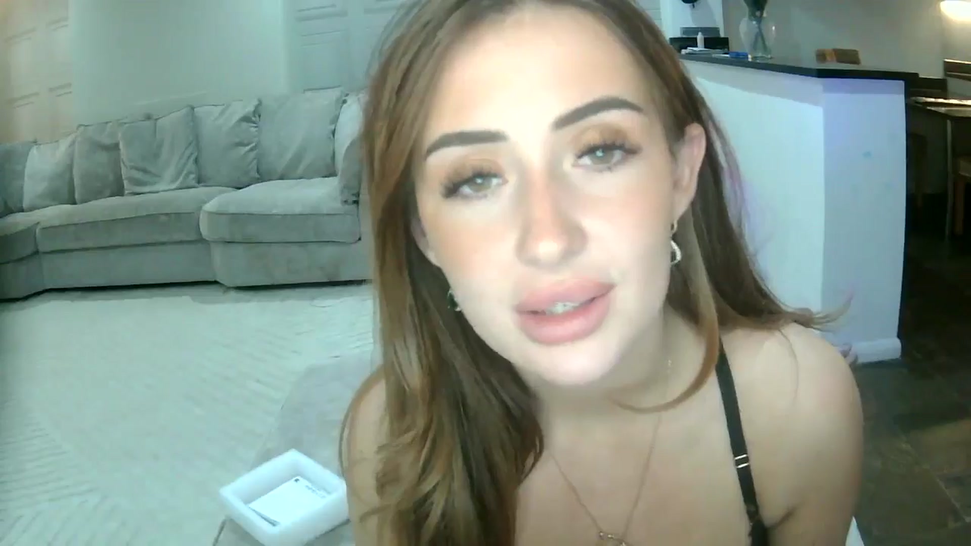Gallery image thumbnail from misshazel1's myfreecams stream on, 10/04/2024, 19:47 image 17 of 20