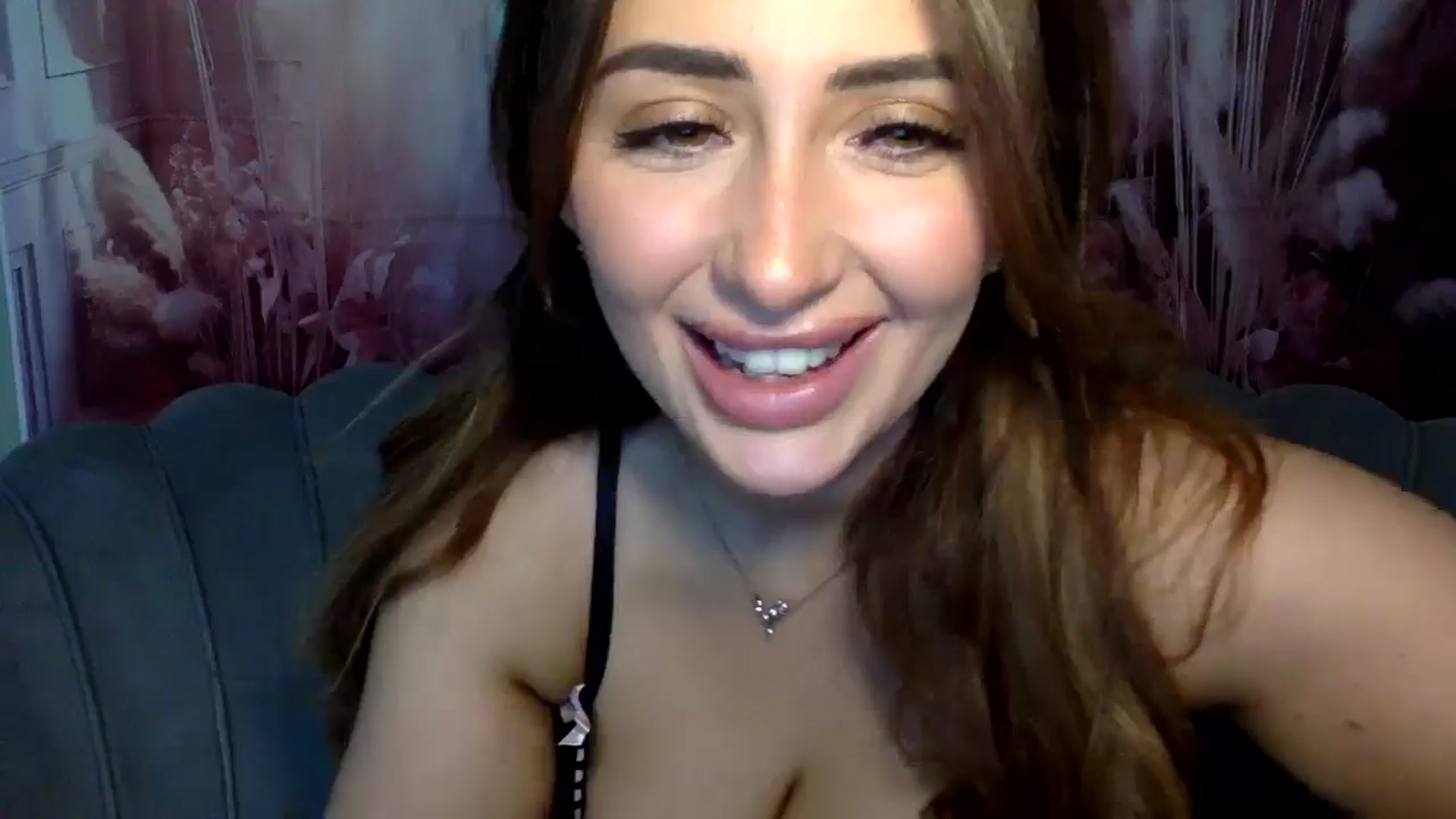 Gallery image thumbnail from misshazel1's myfreecams stream on, 01/04/2025, 12:32 image 13 of 20