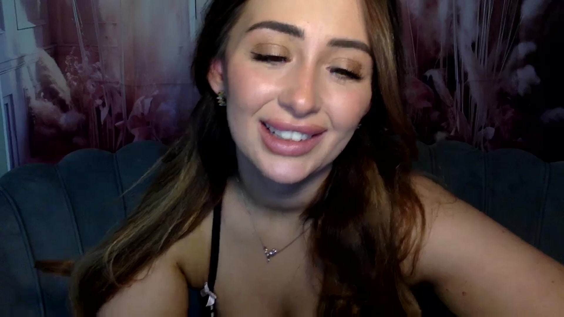 Gallery image thumbnail from misshazel1's myfreecams stream on, 01/04/2025, 12:32 image 10 of 20