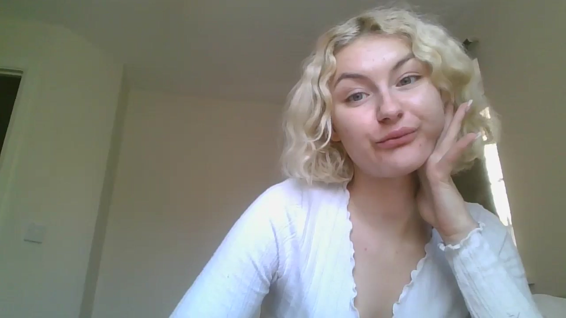Gallery image thumbnail from misslilly's myfreecams stream on, 05/17/2025, 14:55 image 6 of 20