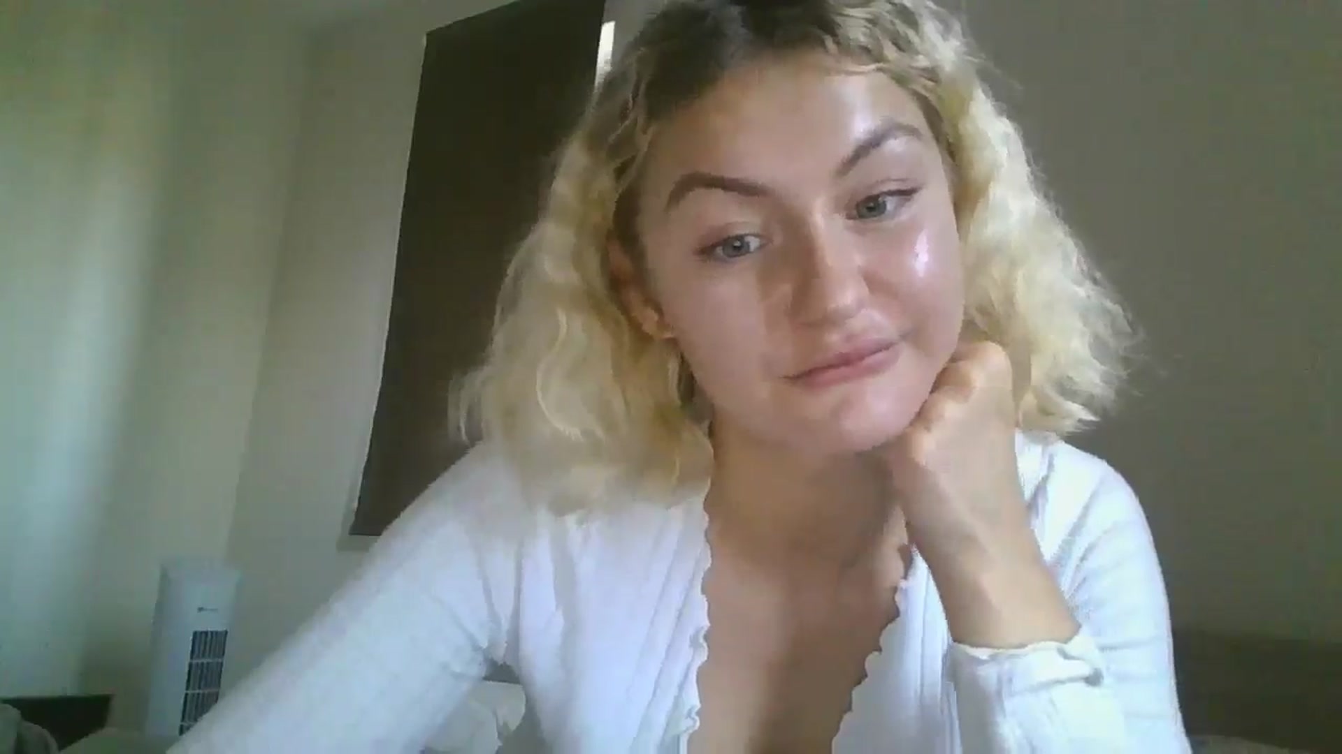 Gallery image thumbnail from misslilly's myfreecams stream on, 08/10/2025, 18:36 image 6 of 20