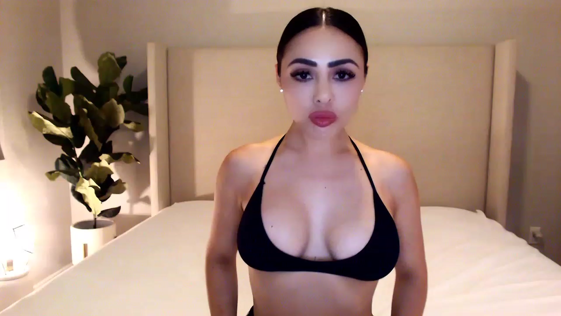 Gallery image thumbnail from mkeyourohface's myfreecams stream on, 04/25/2023, 05:25 image 4 of 20