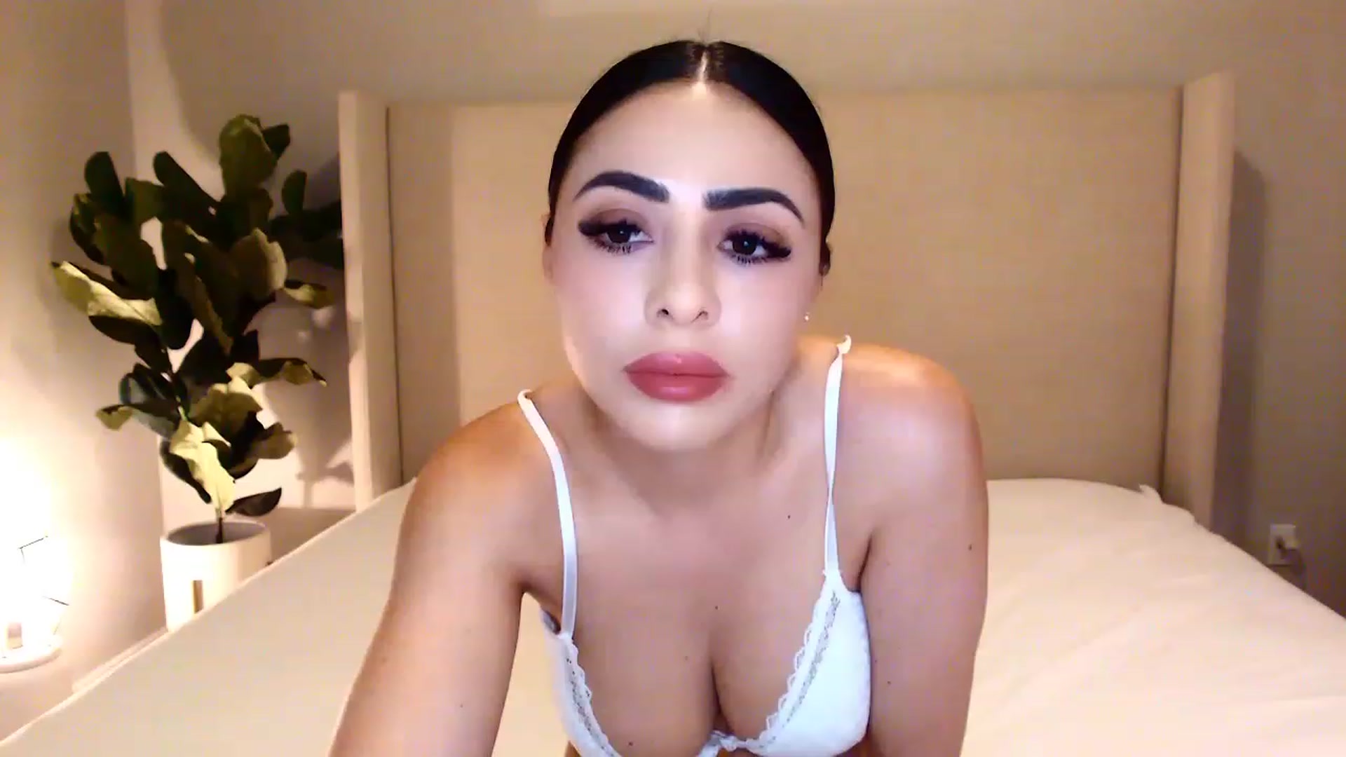 Gallery image thumbnail from mkeyourohface's myfreecams stream on, 04/25/2023, 05:47 image 10 of 20