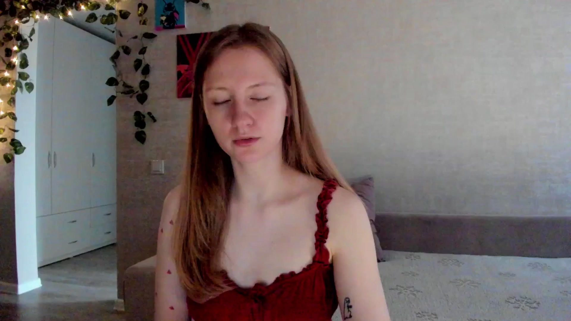 Gallery image thumbnail from mnialice's myfreecams stream on, 10/06/2025, 03:08 image 15 of 20