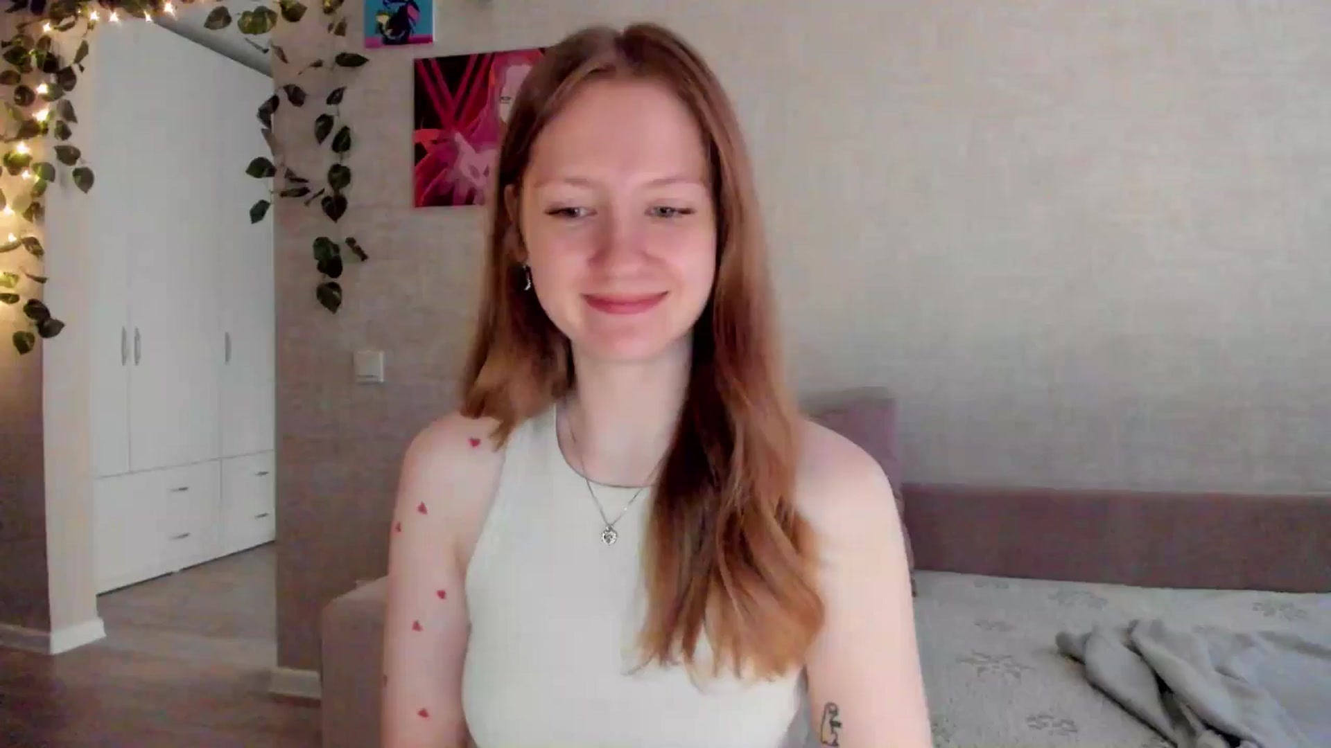 Gallery image thumbnail from mnialice's myfreecams stream on, 10/19/2025, 04:11 image 12 of 20