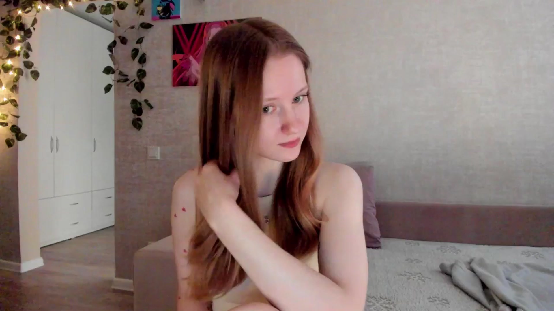 Gallery image thumbnail from mnialice's myfreecams stream on, 10/19/2025, 04:11 image 2 of 20