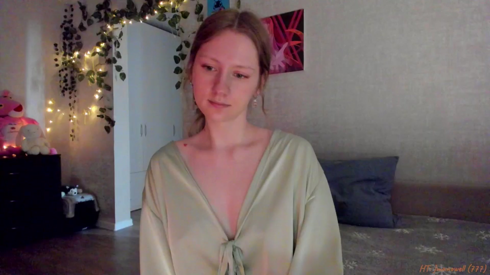 Gallery image thumbnail from mnialice's myfreecams stream on, 03/19/2026, 04:02 image 4 of 20