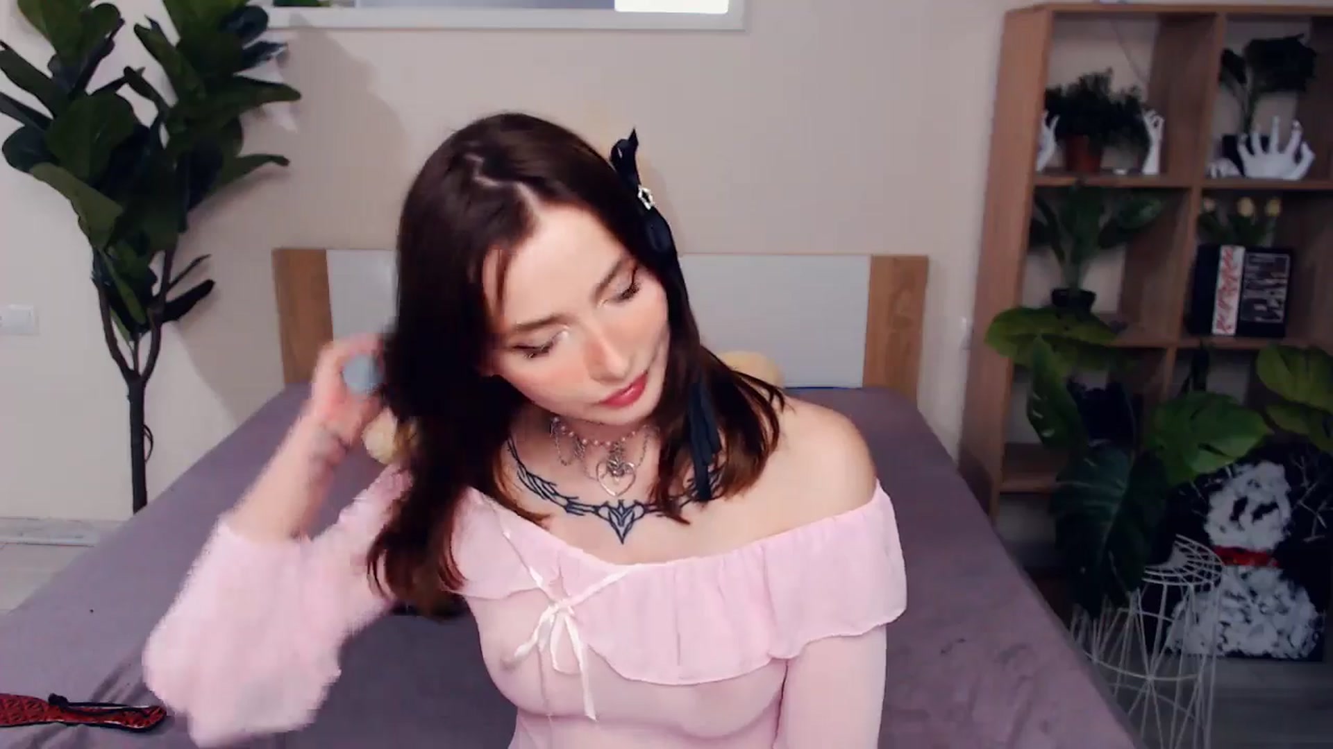 Gallery image thumbnail from mo0nshoes's myfreecams stream on, 06/13/2025, 24:11 image 13 of 20