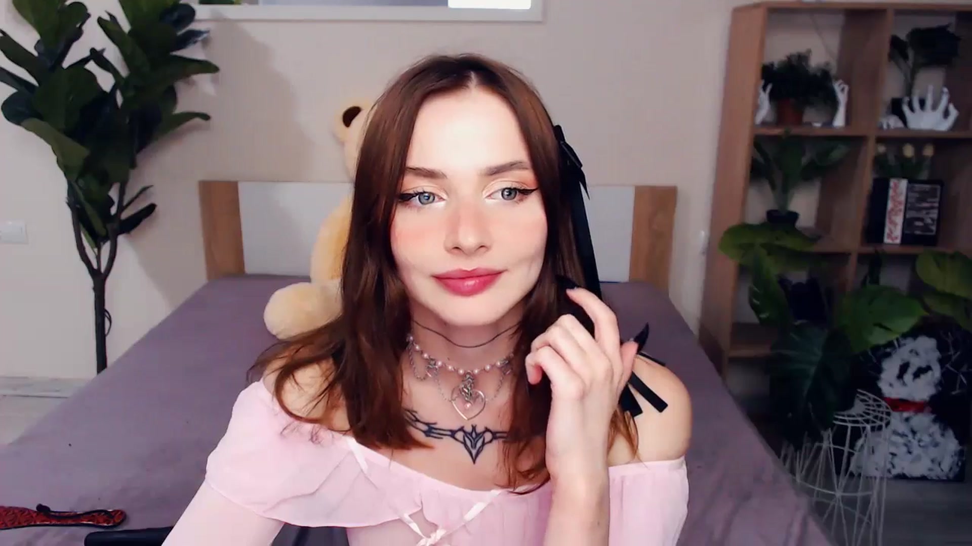 Gallery image thumbnail from mo0nshoes's myfreecams stream on, 06/13/2025, 24:11 image 19 of 20
