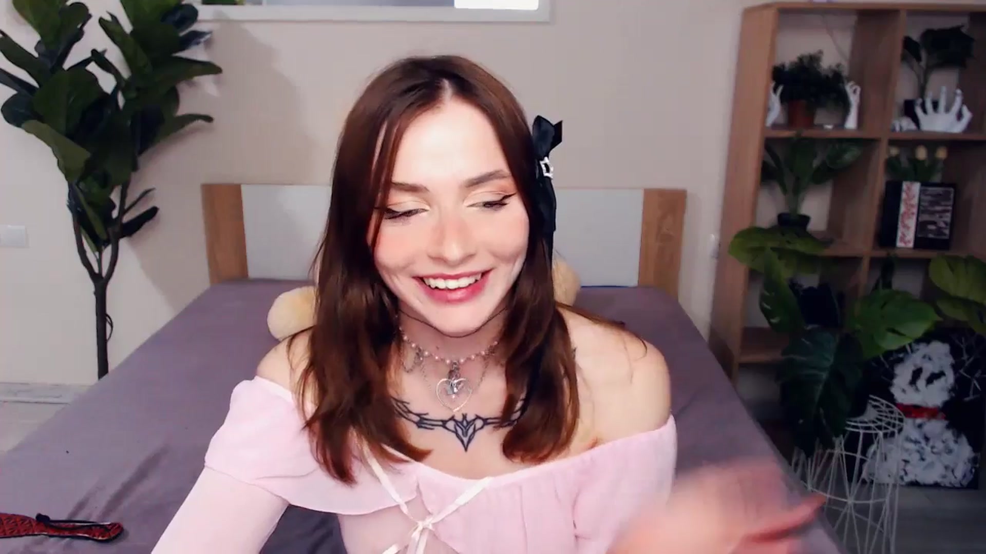 Gallery image thumbnail from mo0nshoes's myfreecams stream on, 06/13/2025, 24:11 image 14 of 20