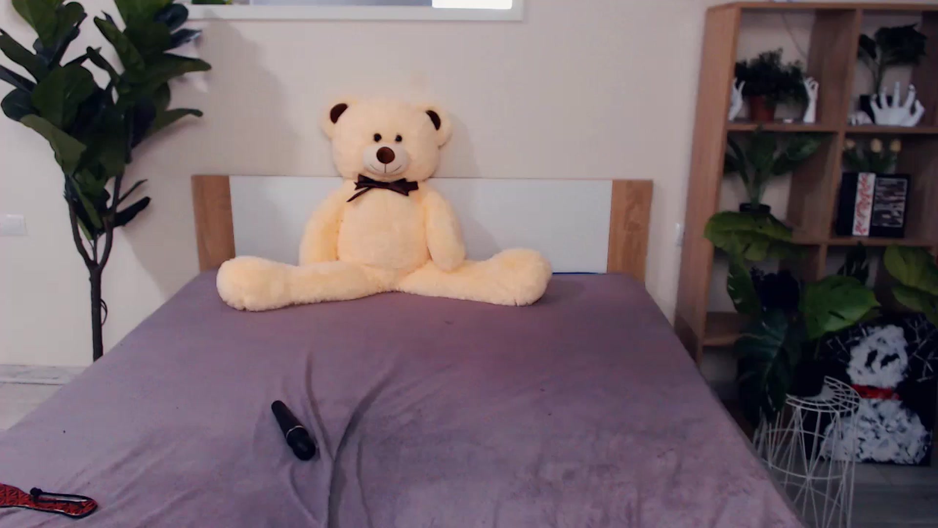Gallery image thumbnail from mo0nshoes's myfreecams stream on, 06/13/2025, 01:24 image 10 of 20