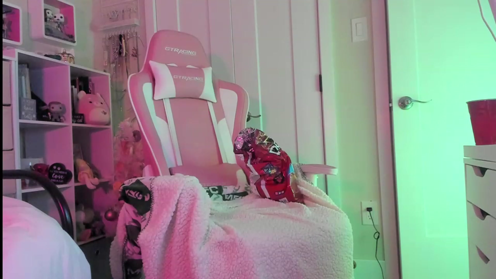 Gallery image thumbnail from modeljenlynn's myfreecams stream on, 12/24/2023, 03:46 image 10 of 20