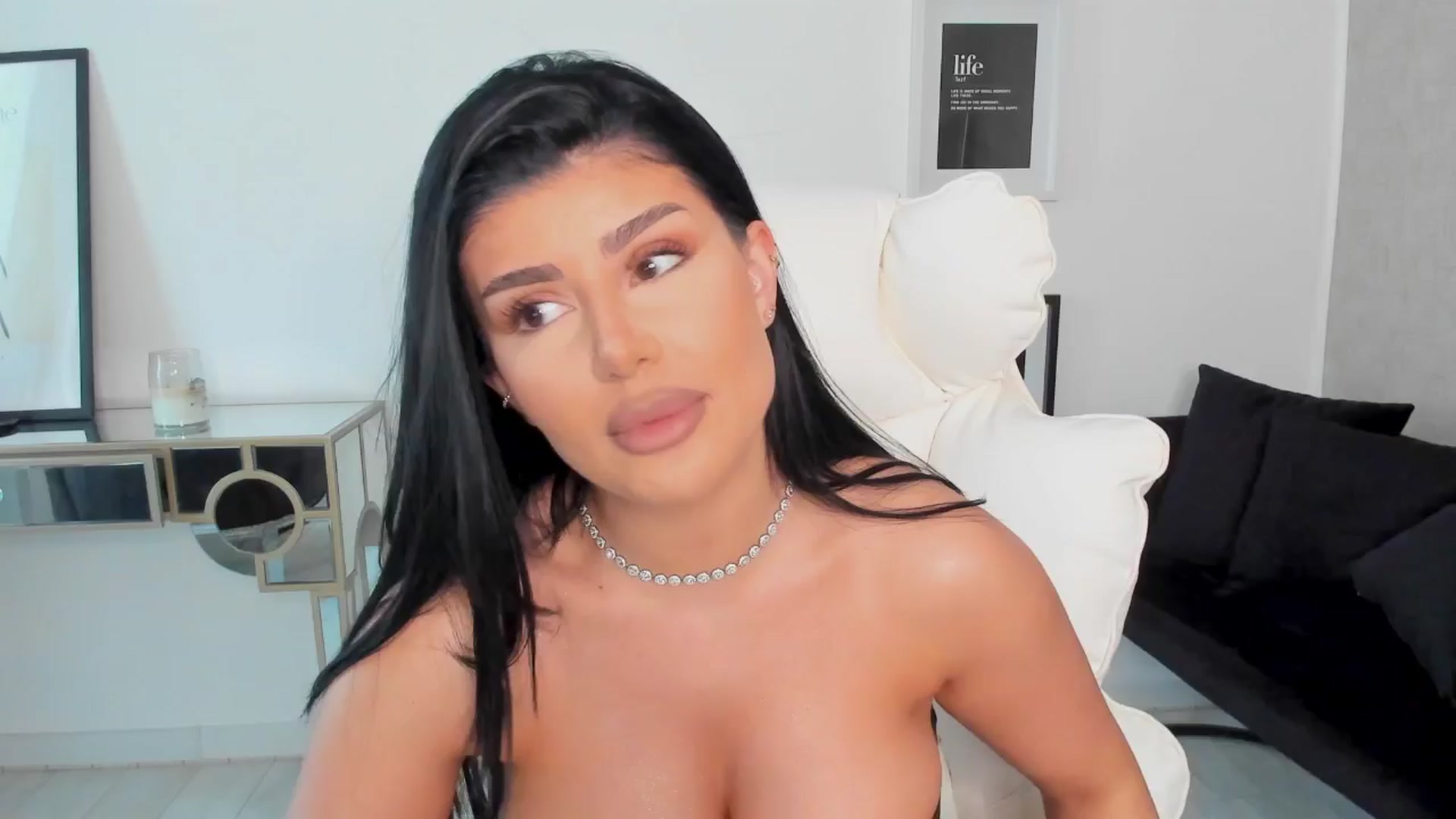 Gallery image thumbnail from moniqueeale's myfreecams stream on, 04/29/2025, 13:35 image 3 of 20