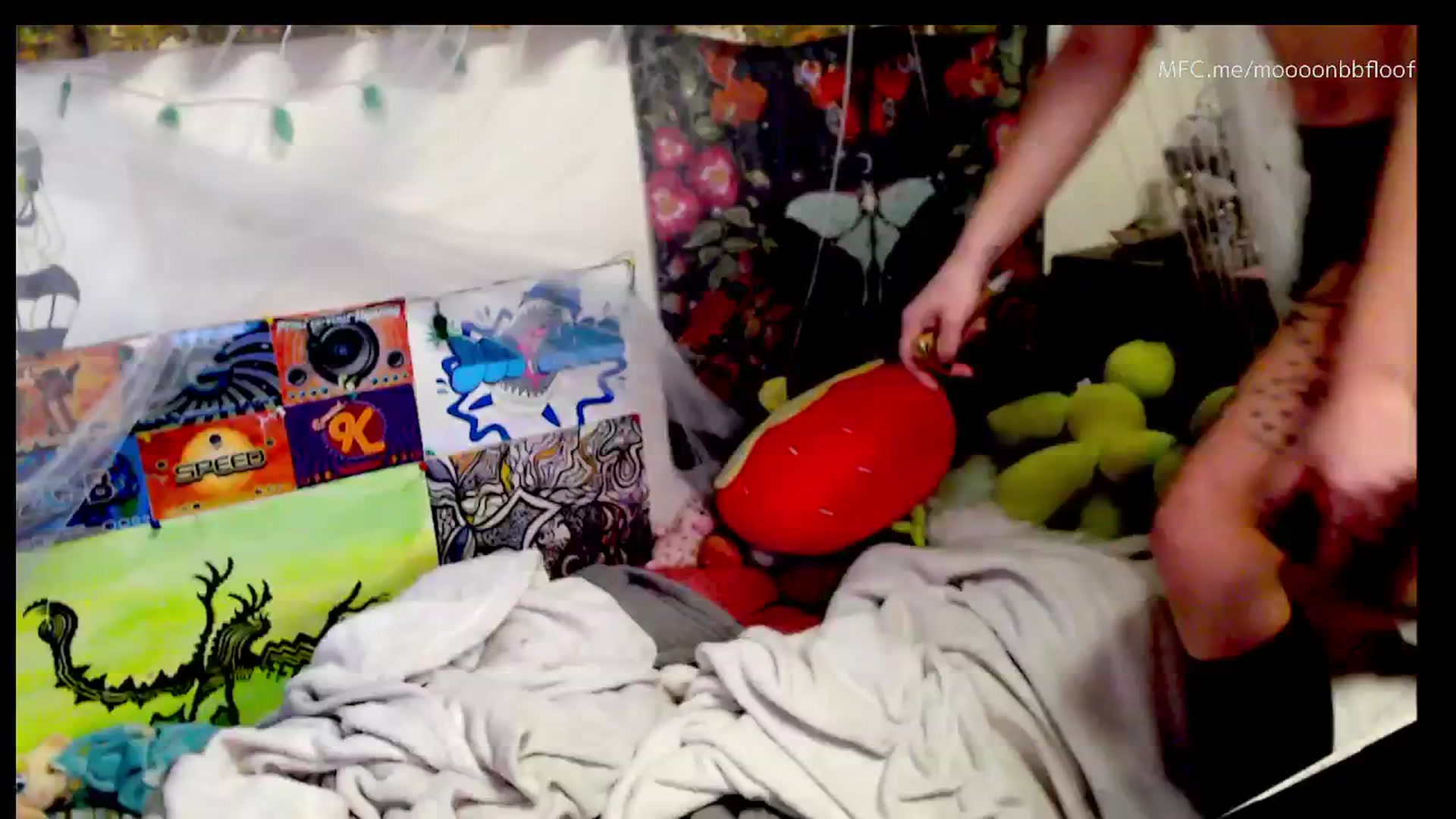 Gallery image thumbnail from moooonbbfloof's myfreecams stream on, 12/14/2025, 13:57 image 4 of 20