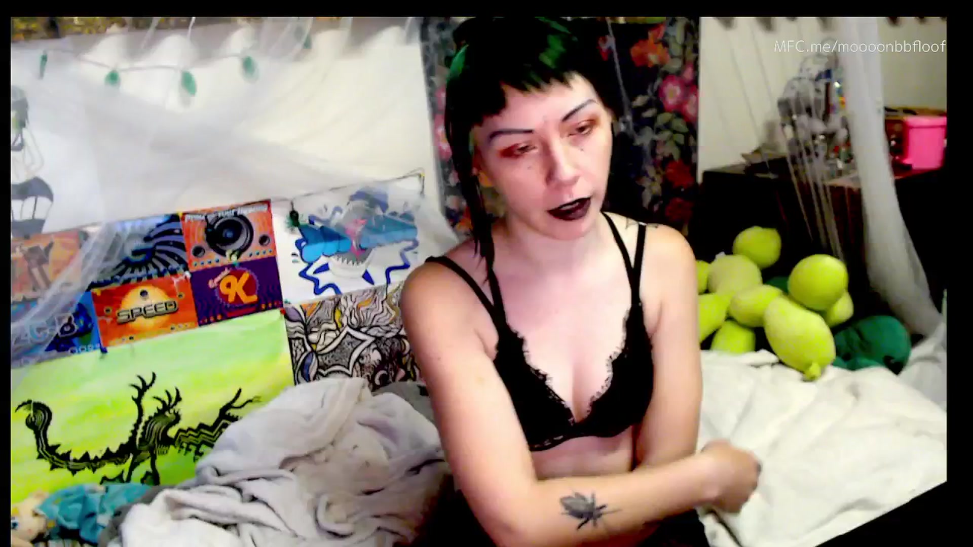 Gallery image thumbnail from moooonbbfloof's myfreecams stream on, 12/14/2025, 13:57 image 11 of 20