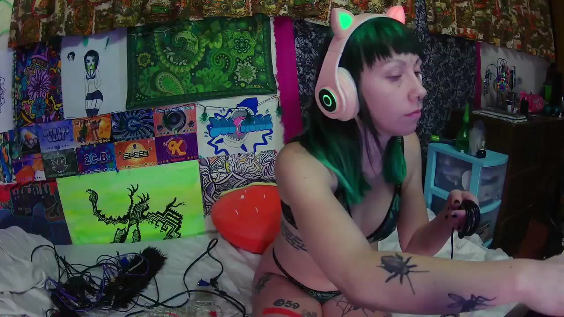 Gallery image thumbnail from moooonbbfloof's myfreecams stream on, 12/24/2025, 11:00 image 6 of 20