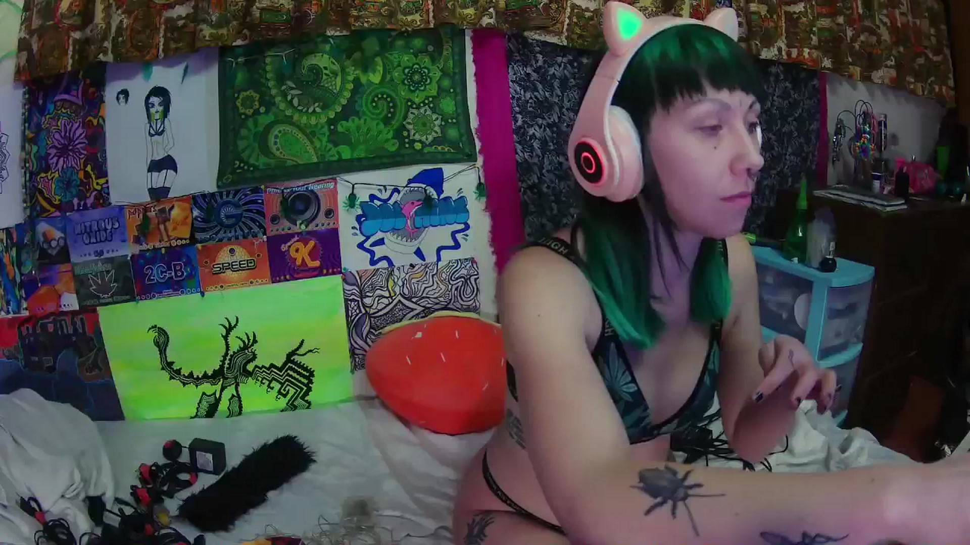 Gallery image thumbnail from moooonbbfloof's myfreecams stream on, 12/24/2025, 11:00 image 10 of 20