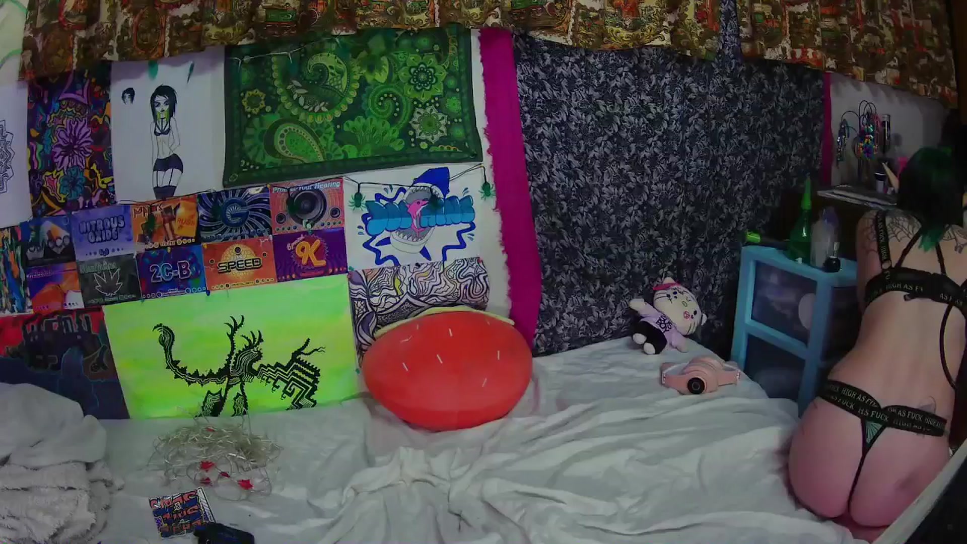 Gallery image thumbnail from moooonbbfloof's myfreecams stream on, 12/24/2025, 12:28 image 1 of 20
