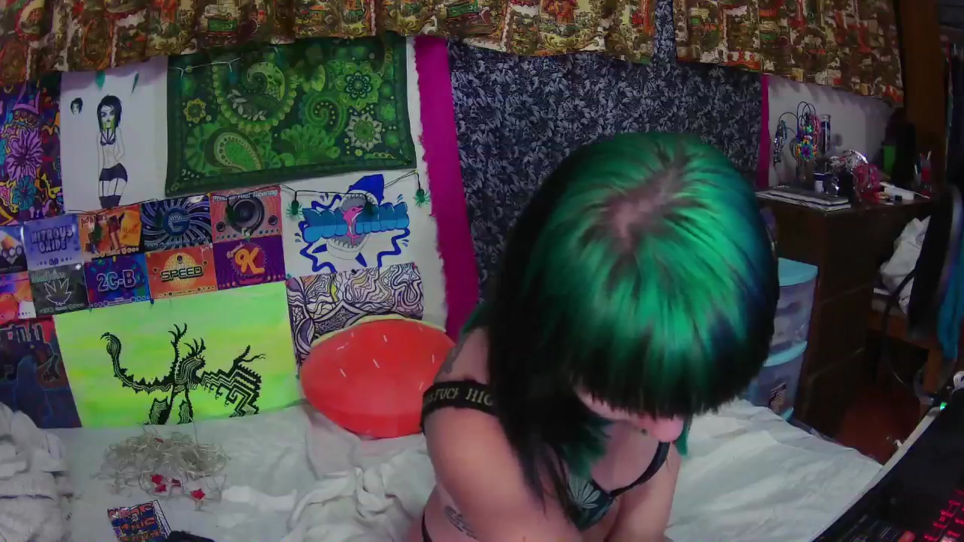 Gallery image thumbnail from moooonbbfloof's myfreecams stream on, 12/24/2025, 12:28 image 10 of 20