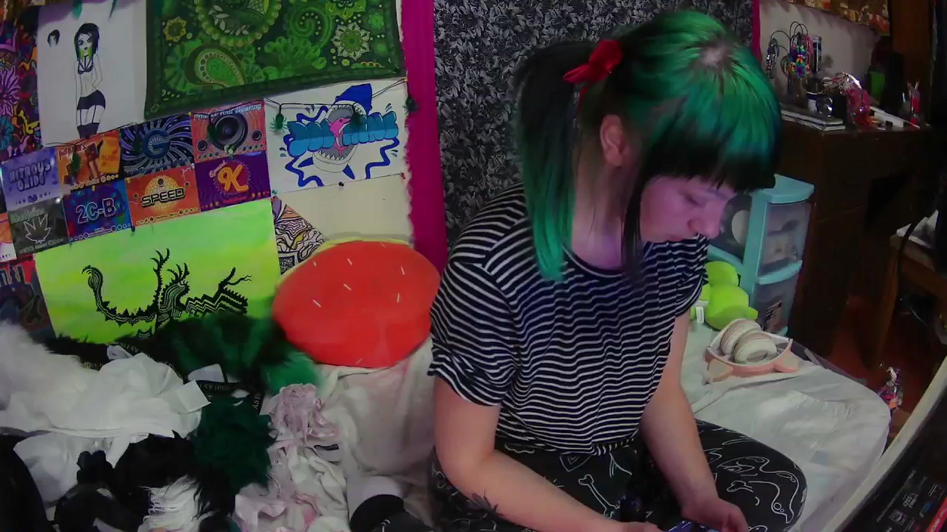 Gallery image thumbnail from moooonbbfloof's myfreecams stream on, 12/24/2025, 15:46 image 1 of 20