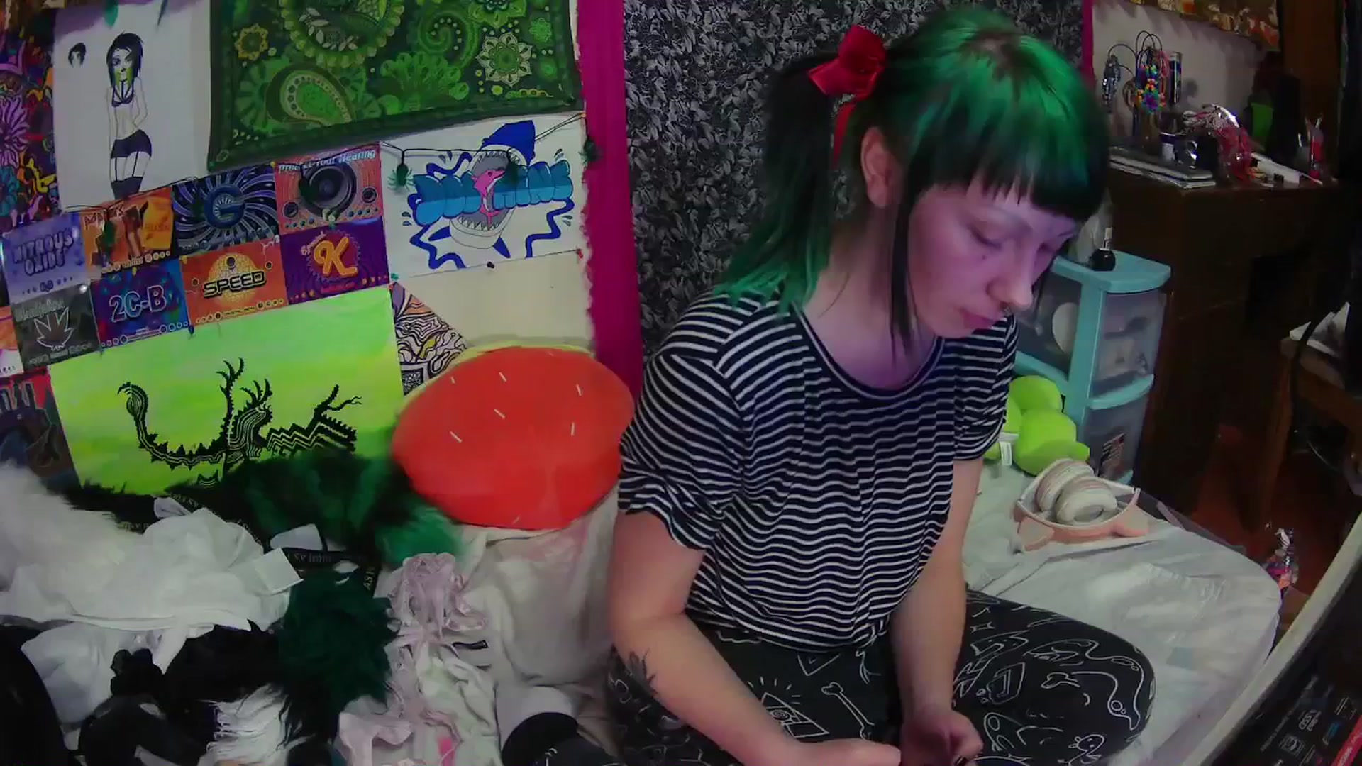 Gallery image thumbnail from moooonbbfloof's myfreecams stream on, 12/24/2025, 15:46 image 4 of 20