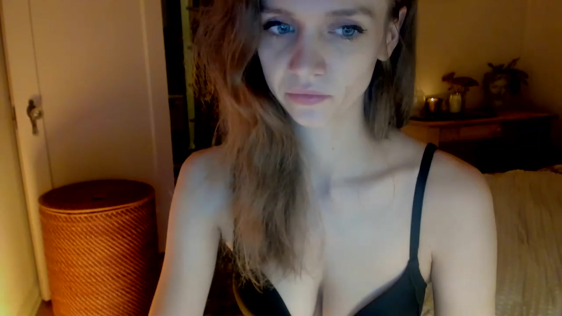Gallery image thumbnail from muffinmoon's myfreecams stream on, 11/24/2022, 08:25 image 20 of 20