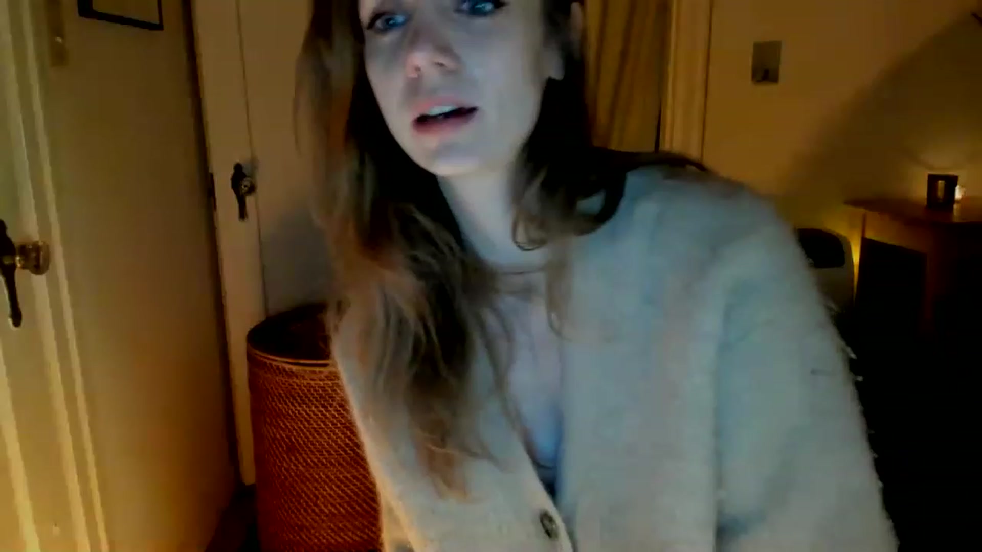 Gallery image thumbnail from muffinmoon's myfreecams stream on, 02/19/2023, 06:39 image 12 of 20