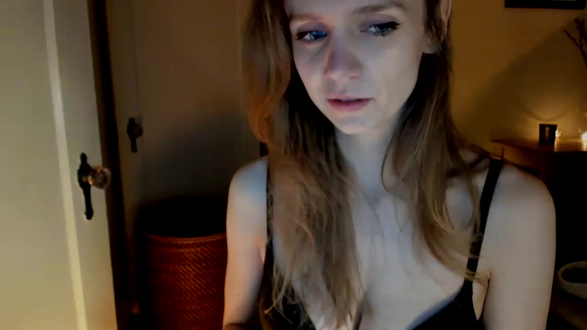 Gallery image thumbnail from muffinmoon's myfreecams stream on, 02/19/2023, 08:35 image 14 of 20