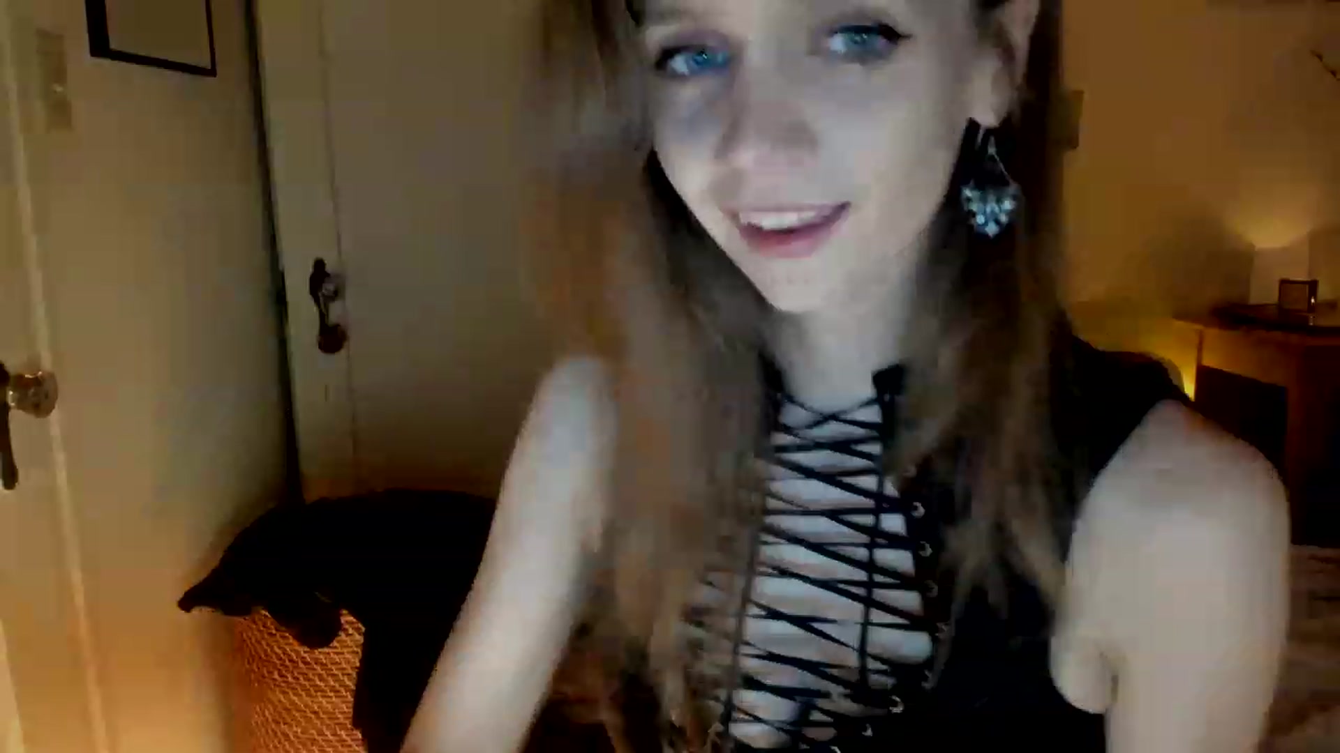 Gallery image thumbnail from muffinmoon's myfreecams stream on, 03/01/2023, 07:54 image 7 of 20