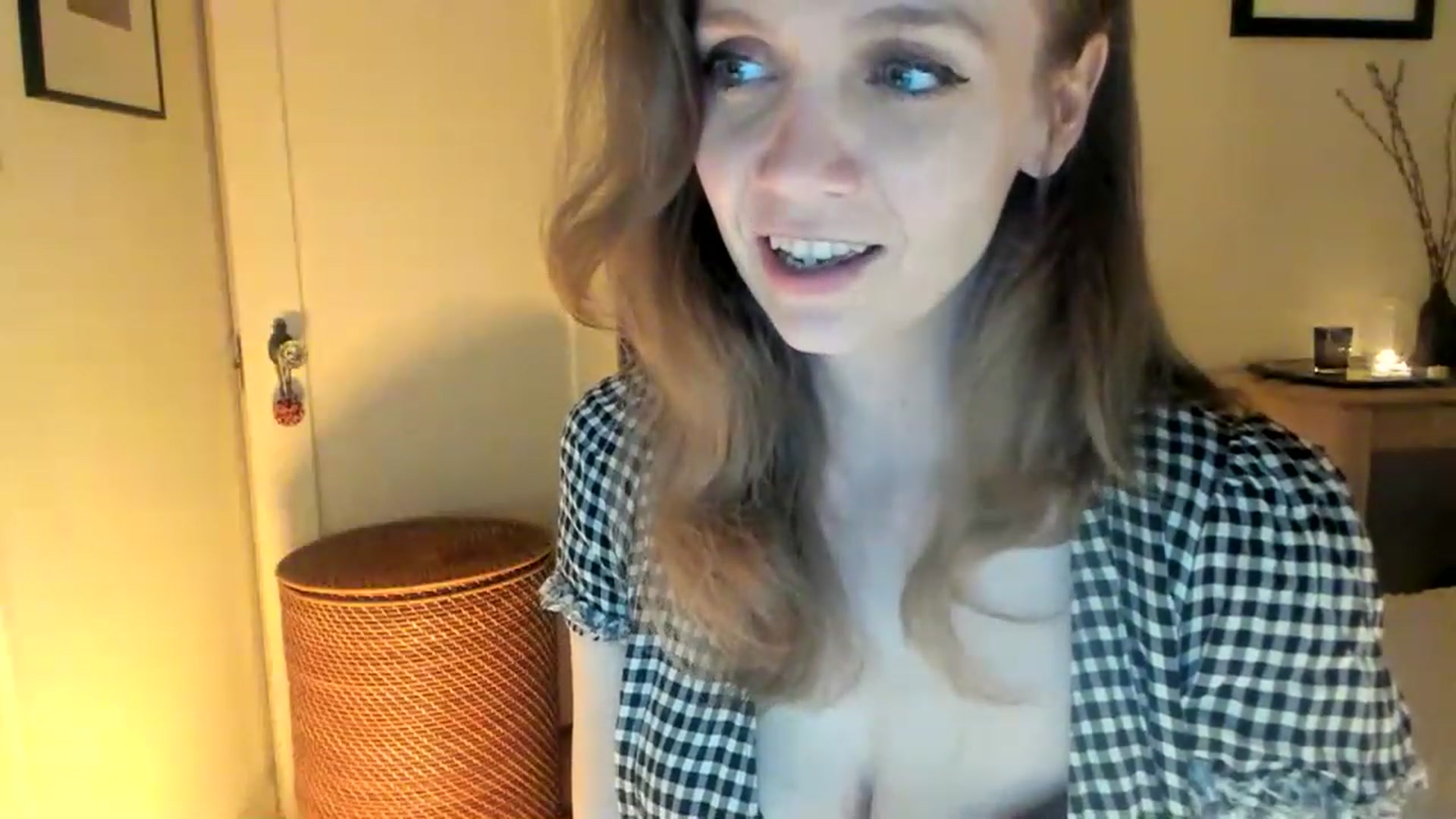 Gallery image thumbnail from muffinmoon's myfreecams stream on, 04/12/2023, 05:54 image 13 of 20