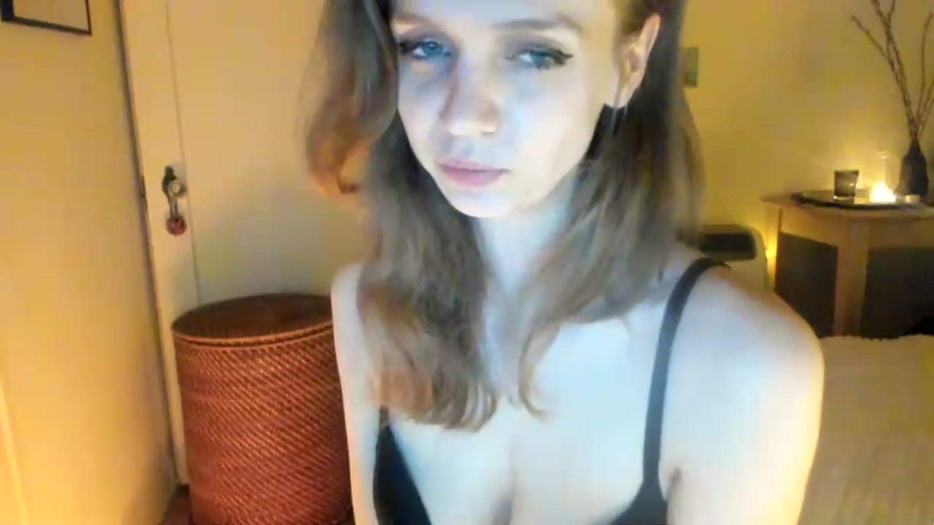 Gallery image thumbnail from muffinmoon's myfreecams stream on, 04/12/2023, 05:54 image 17 of 20