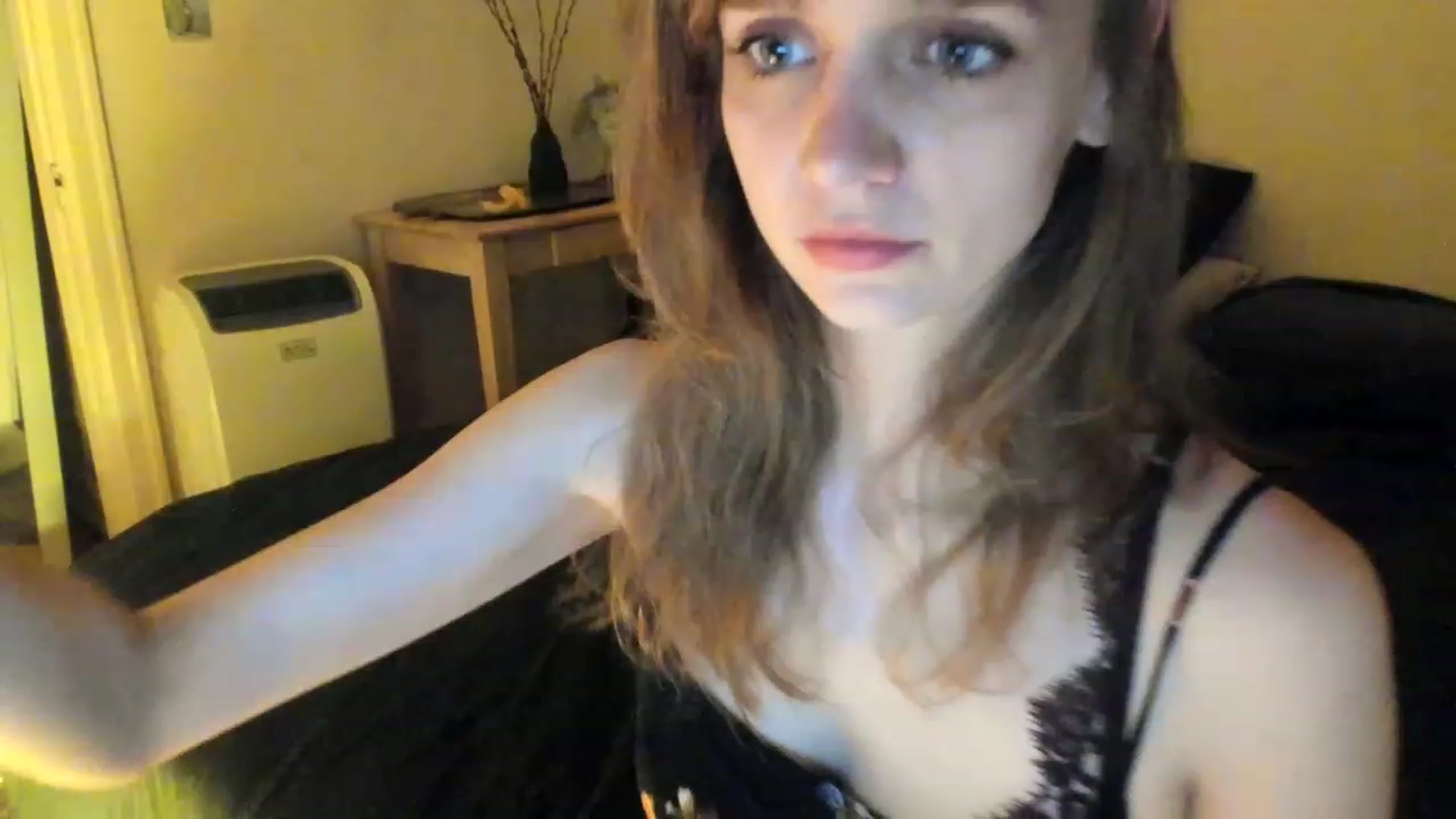 Gallery image thumbnail from muffinmoon's myfreecams stream on, 04/30/2023, 08:05 image 4 of 20