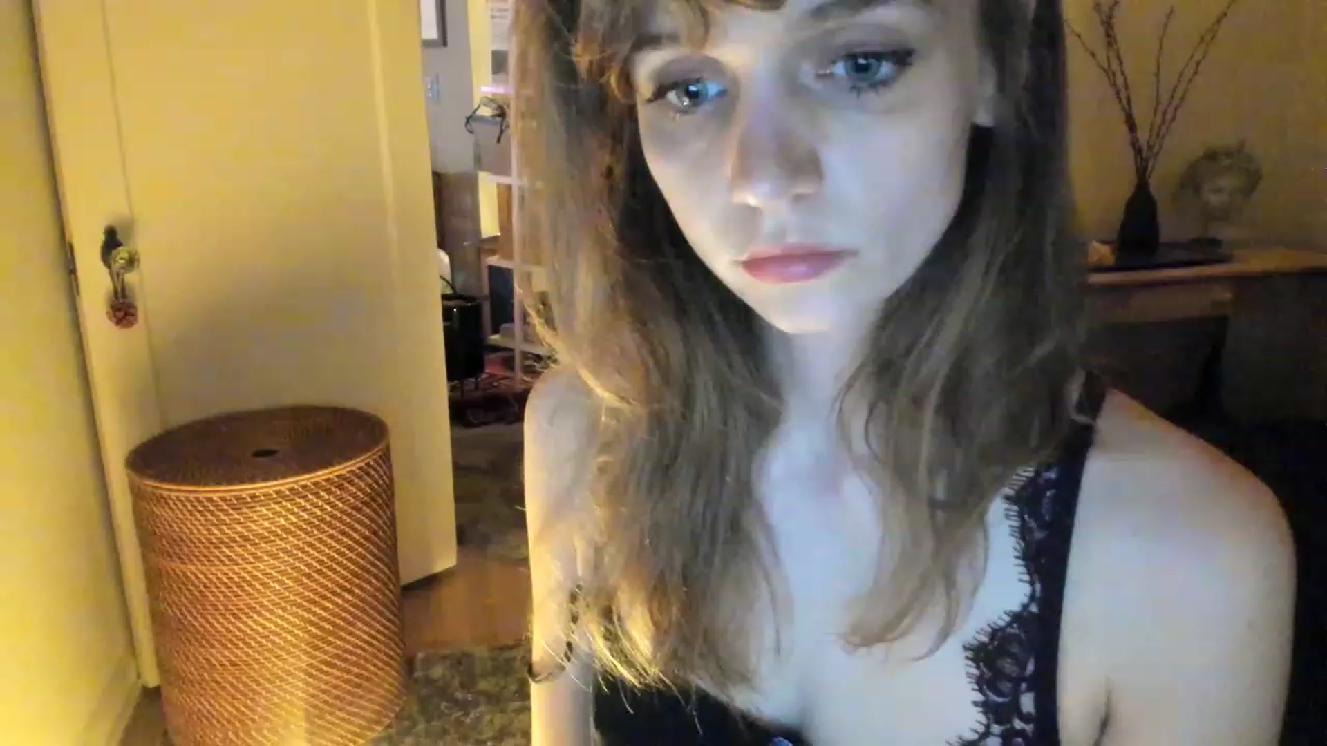 Gallery image thumbnail from muffinmoon's myfreecams stream on, 04/30/2023, 08:05 image 2 of 20