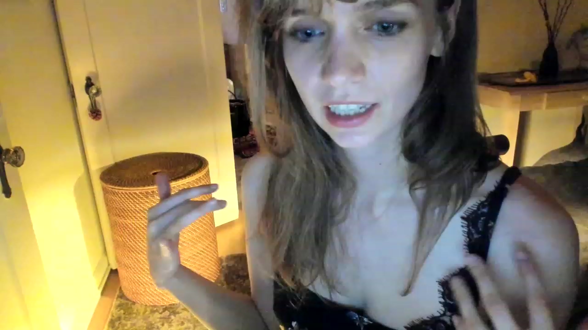 Gallery image thumbnail from muffinmoon's myfreecams stream on, 04/30/2023, 08:05 image 12 of 20