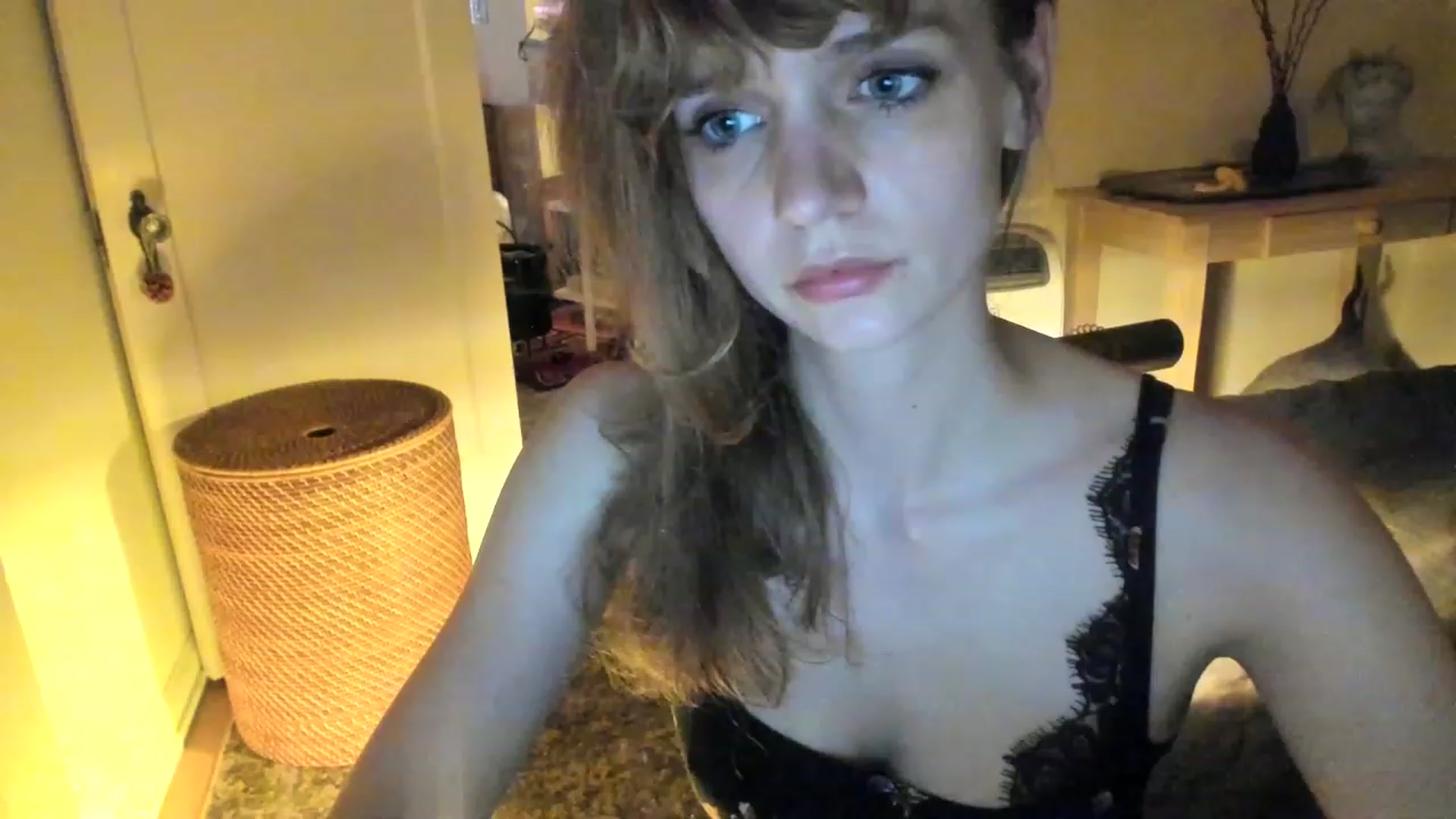 Gallery image thumbnail from muffinmoon's myfreecams stream on, 04/30/2023, 08:05 image 14 of 20