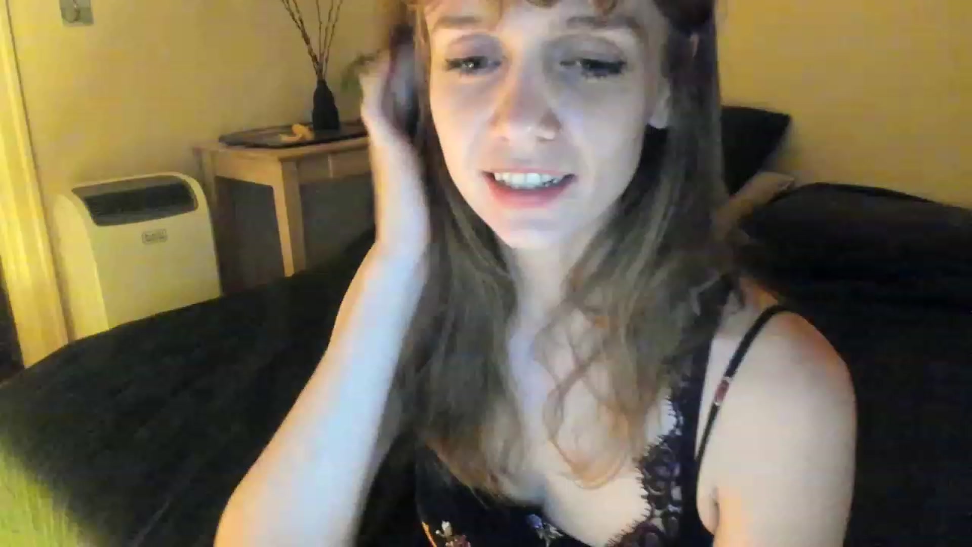 Gallery image thumbnail from muffinmoon's myfreecams stream on, 04/30/2023, 08:05 image 3 of 20