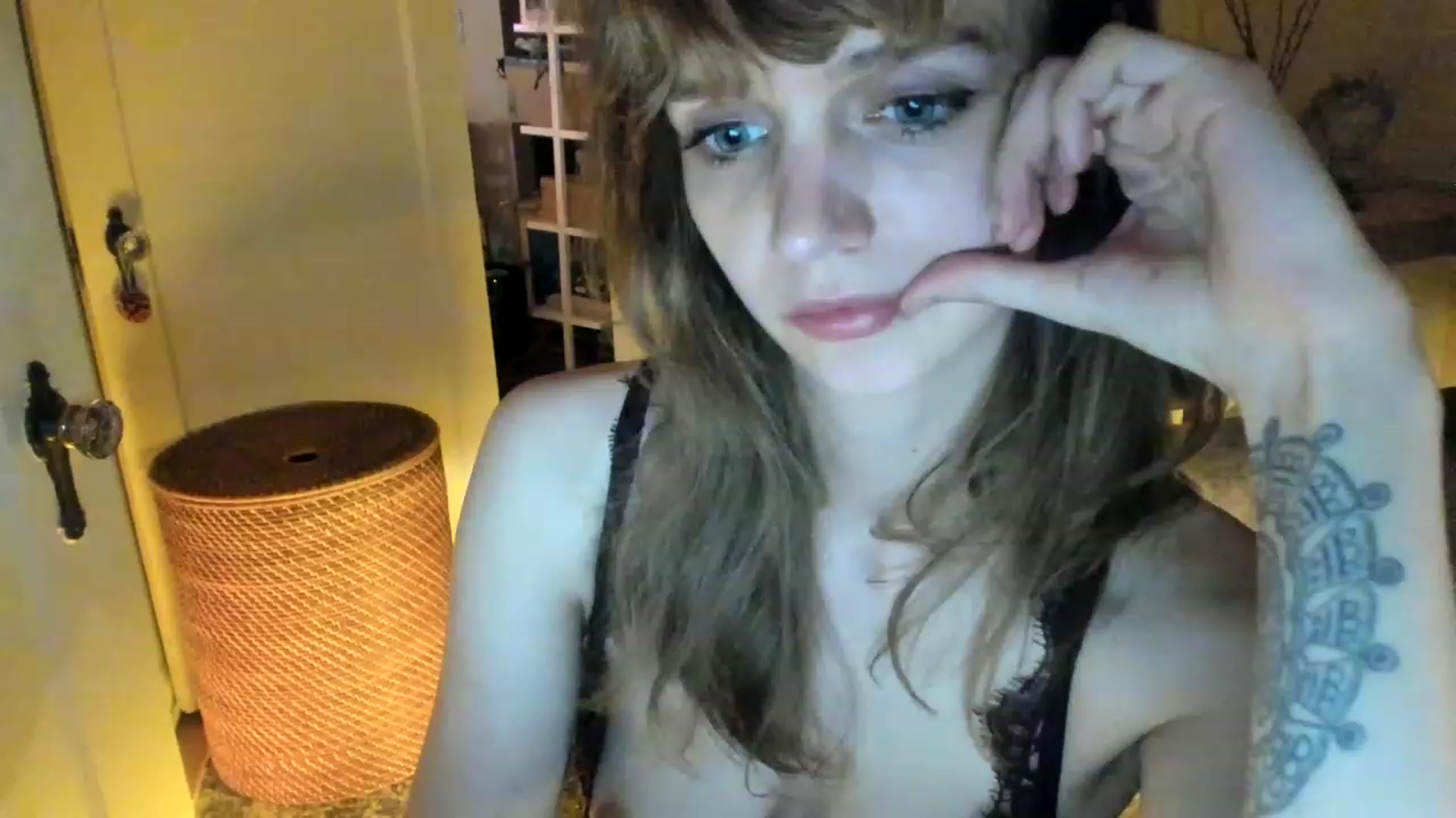Gallery image thumbnail from muffinmoon's myfreecams stream on, 04/30/2023, 09:07 image 5 of 20