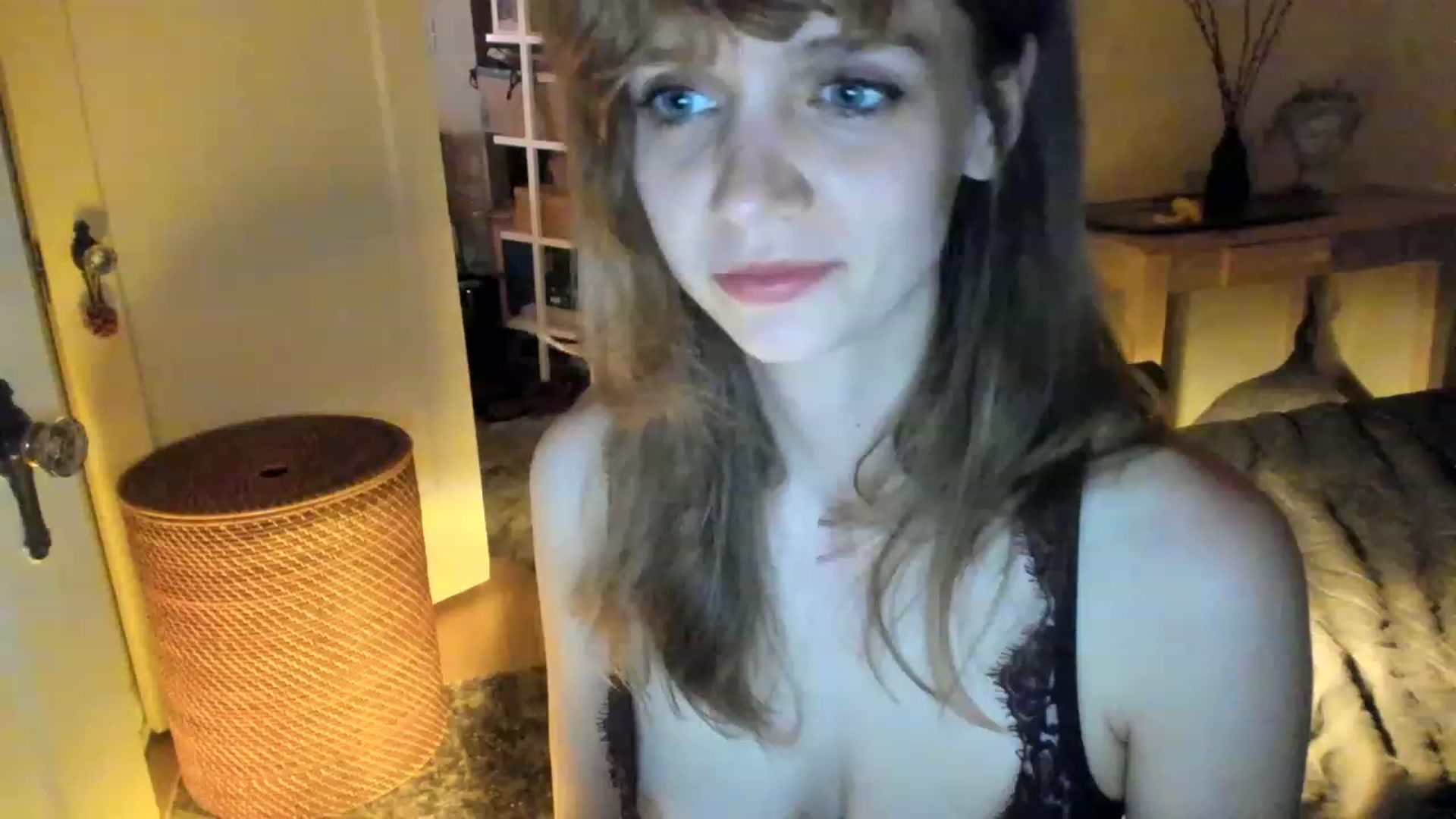 Gallery image thumbnail from muffinmoon's myfreecams stream on, 04/30/2023, 09:07 image 6 of 20