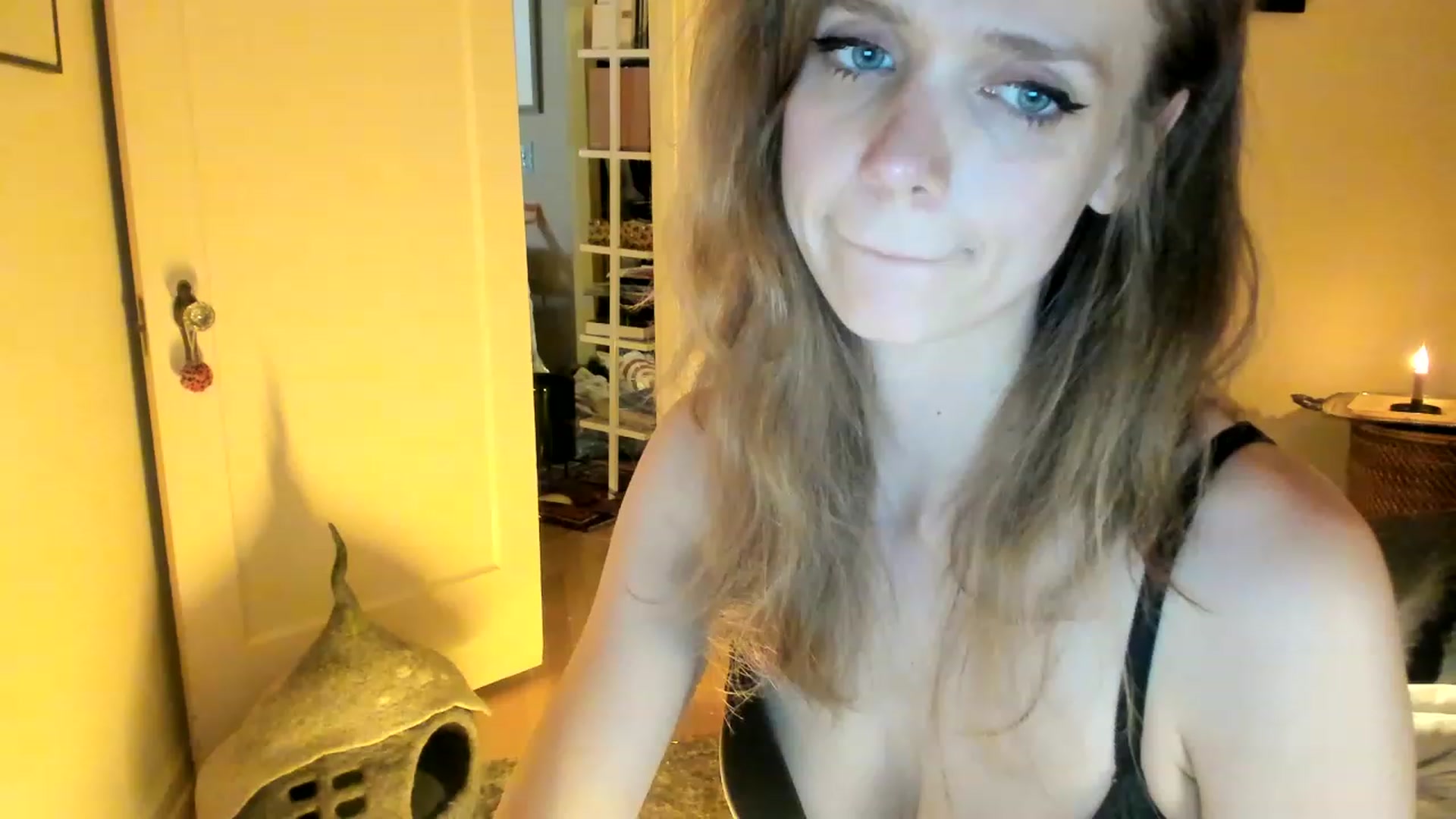 Gallery image thumbnail from muffinmoon's myfreecams stream on, 05/29/2023, 07:19 image 7 of 20