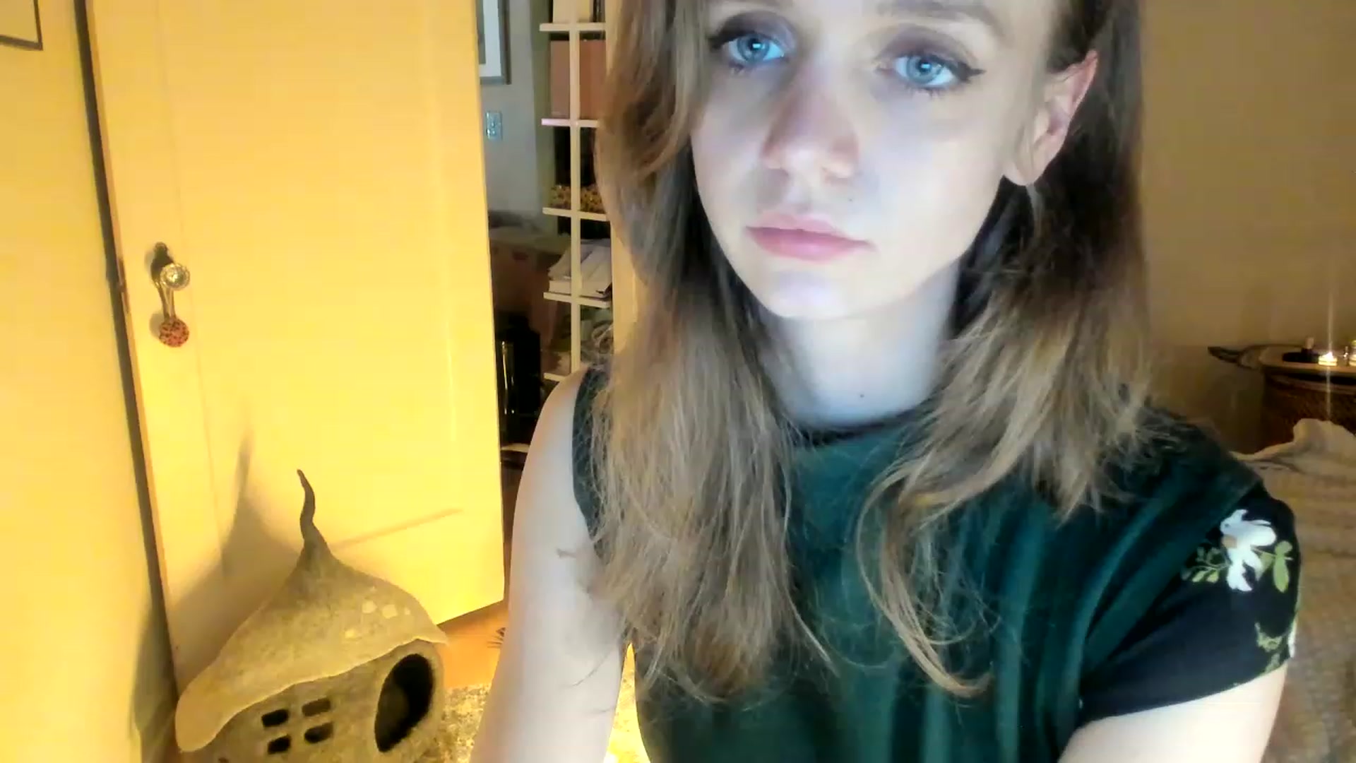 Gallery image thumbnail from muffinmoon's myfreecams stream on, 05/31/2023, 07:25 image 6 of 20