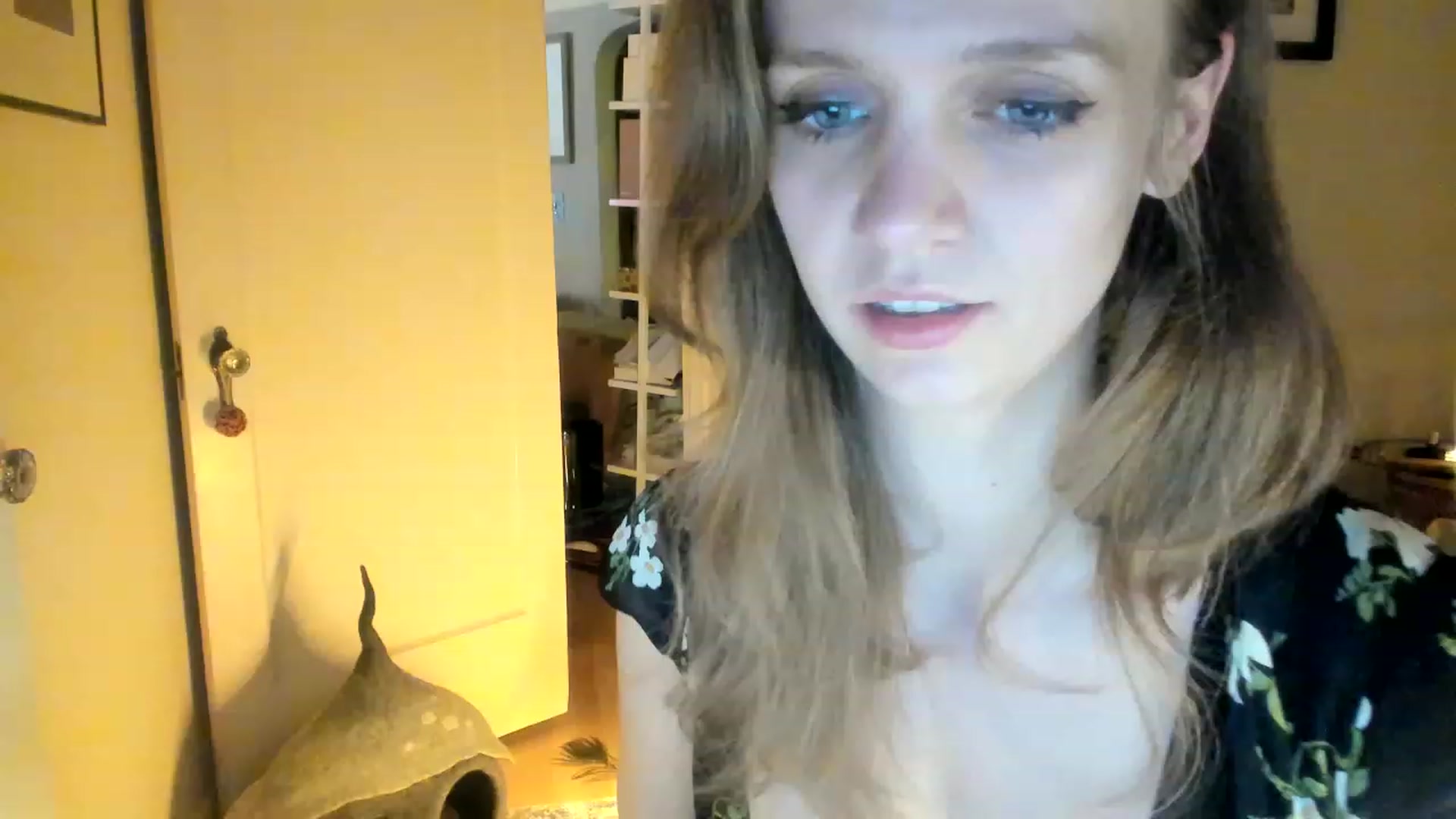 Gallery image thumbnail from muffinmoon's myfreecams stream on, 05/31/2023, 07:25 image 12 of 20