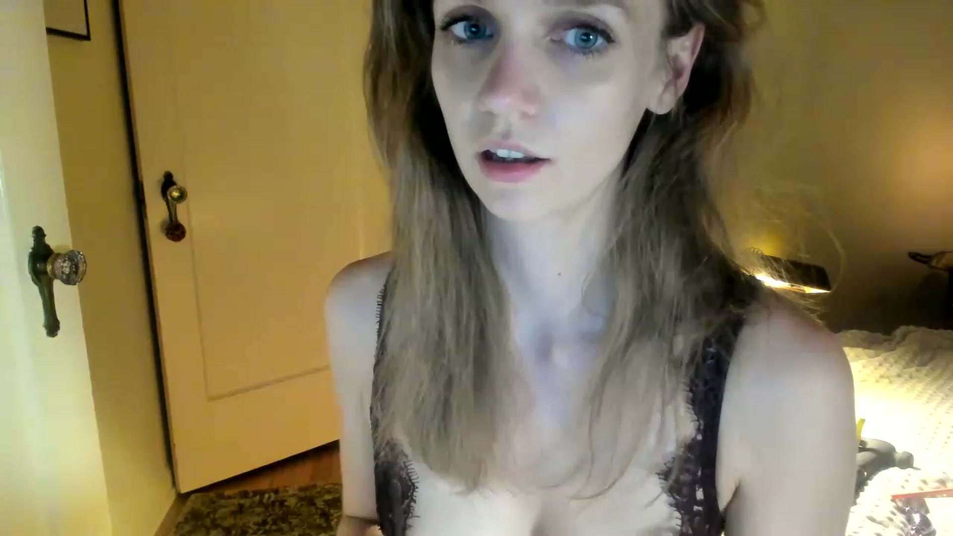 Gallery image thumbnail from muffinmoon's myfreecams stream on, 06/05/2023, 08:34 image 15 of 20