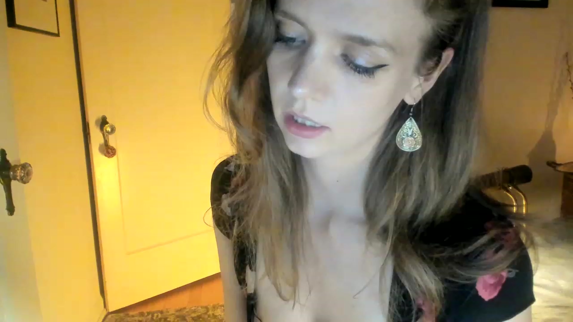 Gallery image thumbnail from muffinmoon's myfreecams stream on, 06/18/2023, 07:16 image 11 of 20