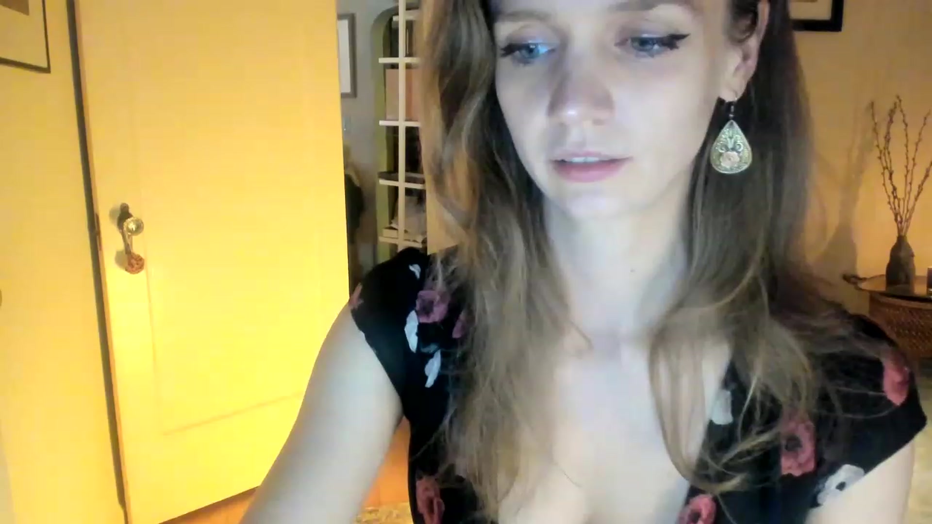 Gallery image thumbnail from muffinmoon's myfreecams stream on, 06/18/2023, 07:16 image 10 of 20