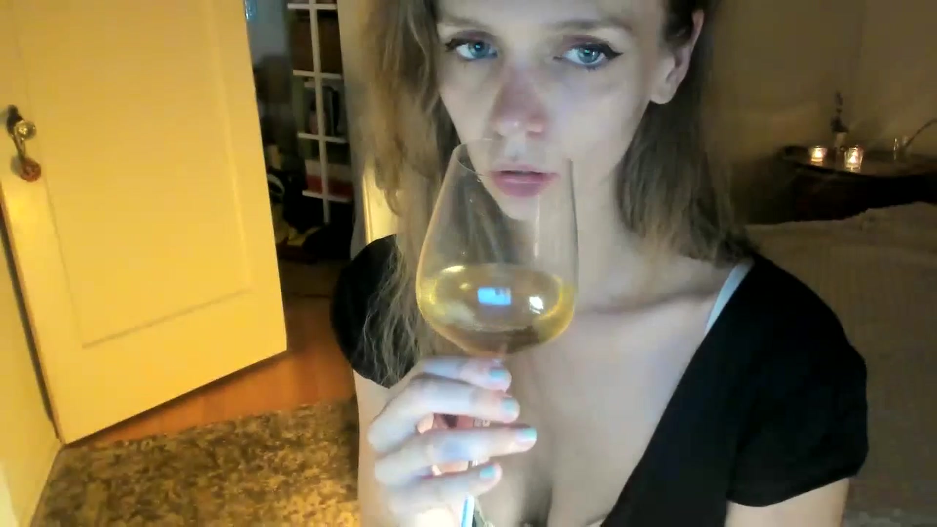 Gallery image thumbnail from muffinmoon's myfreecams stream on, 07/21/2023, 07:04 image 6 of 20