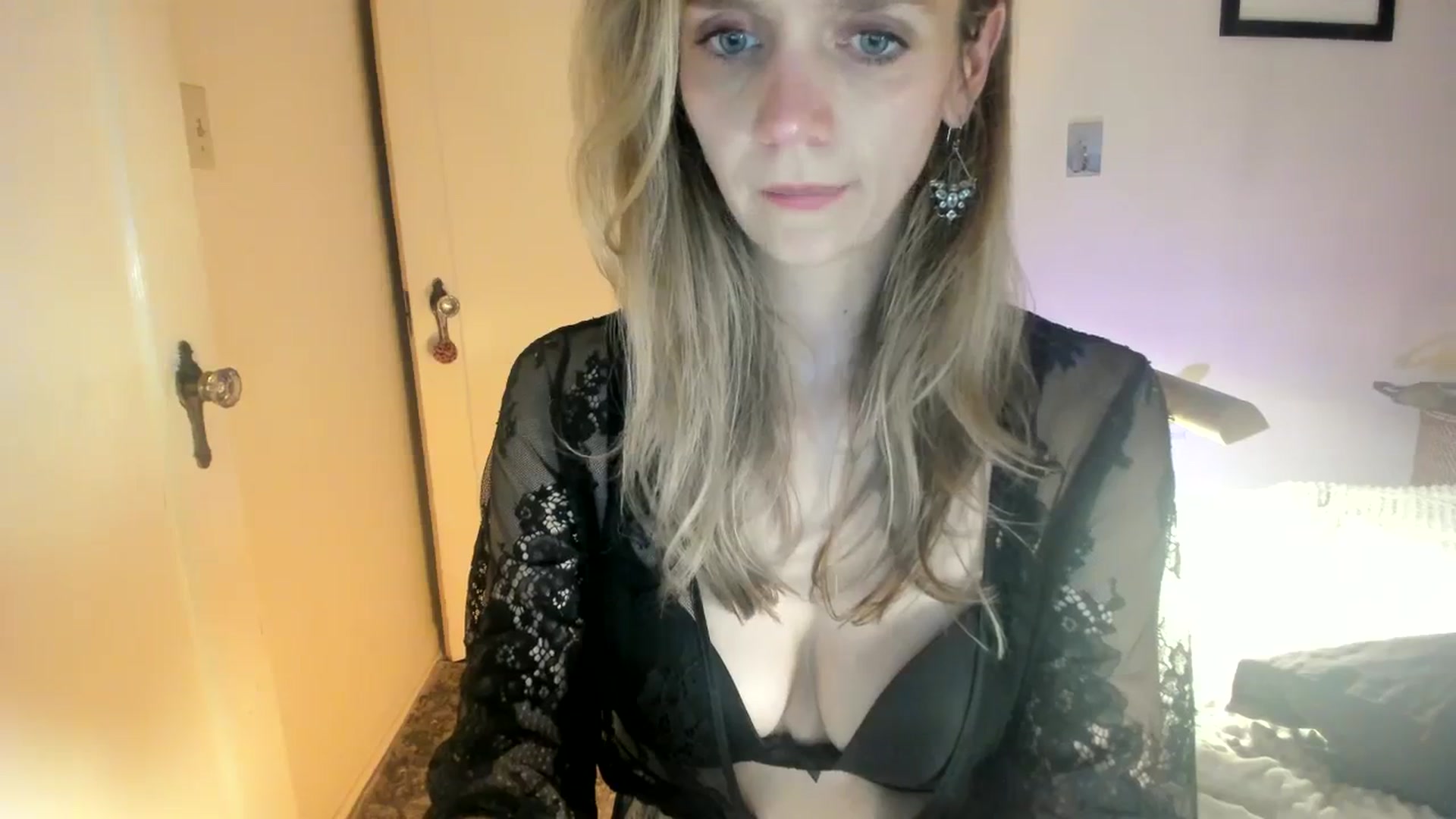 Gallery image thumbnail from muffinmoon's myfreecams stream on, 10/22/2023, 08:12 image 10 of 20