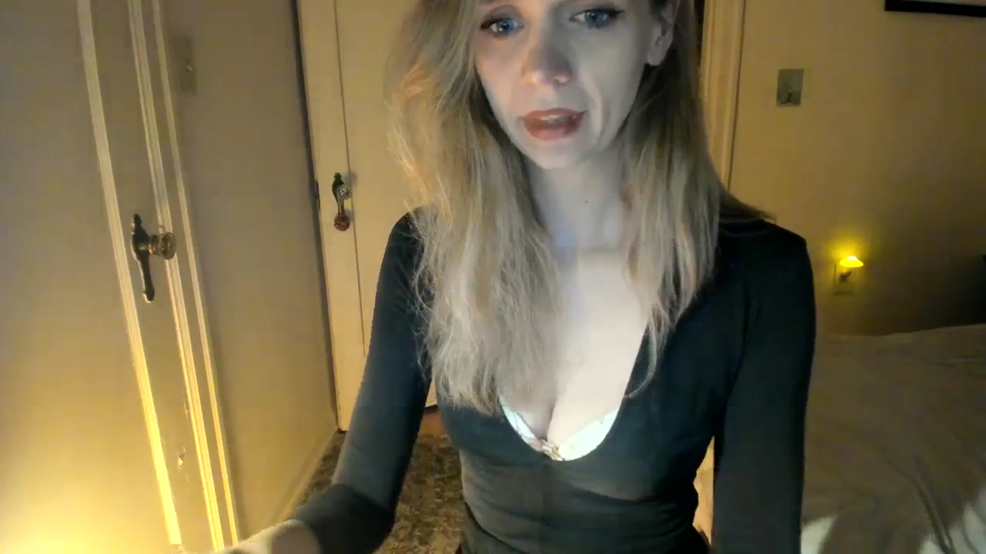 Gallery image thumbnail from muffinmoon's myfreecams stream on, 10/30/2023, 03:31 image 13 of 20