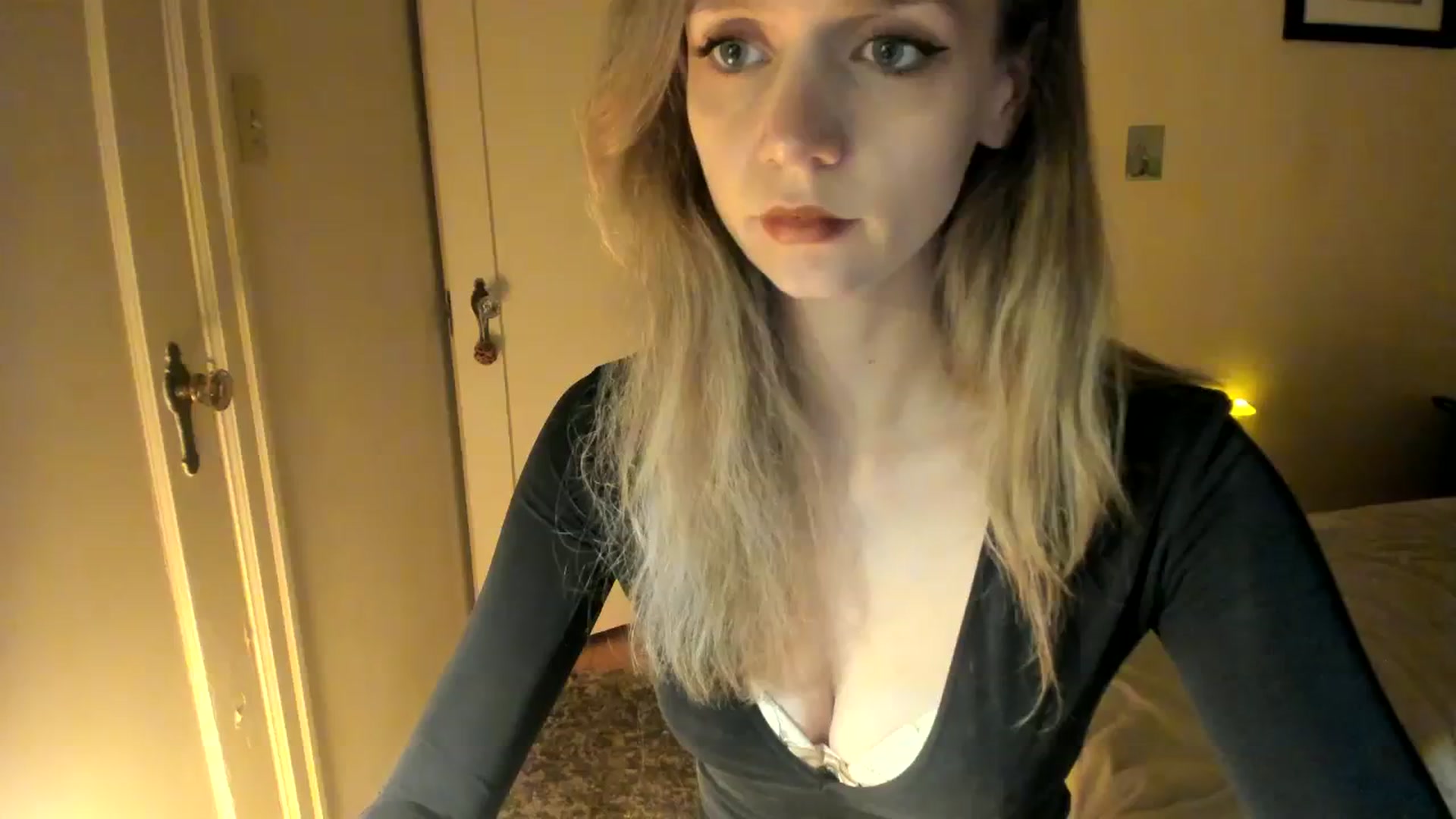 Gallery image thumbnail from muffinmoon's myfreecams stream on, 10/30/2023, 03:31 image 14 of 20